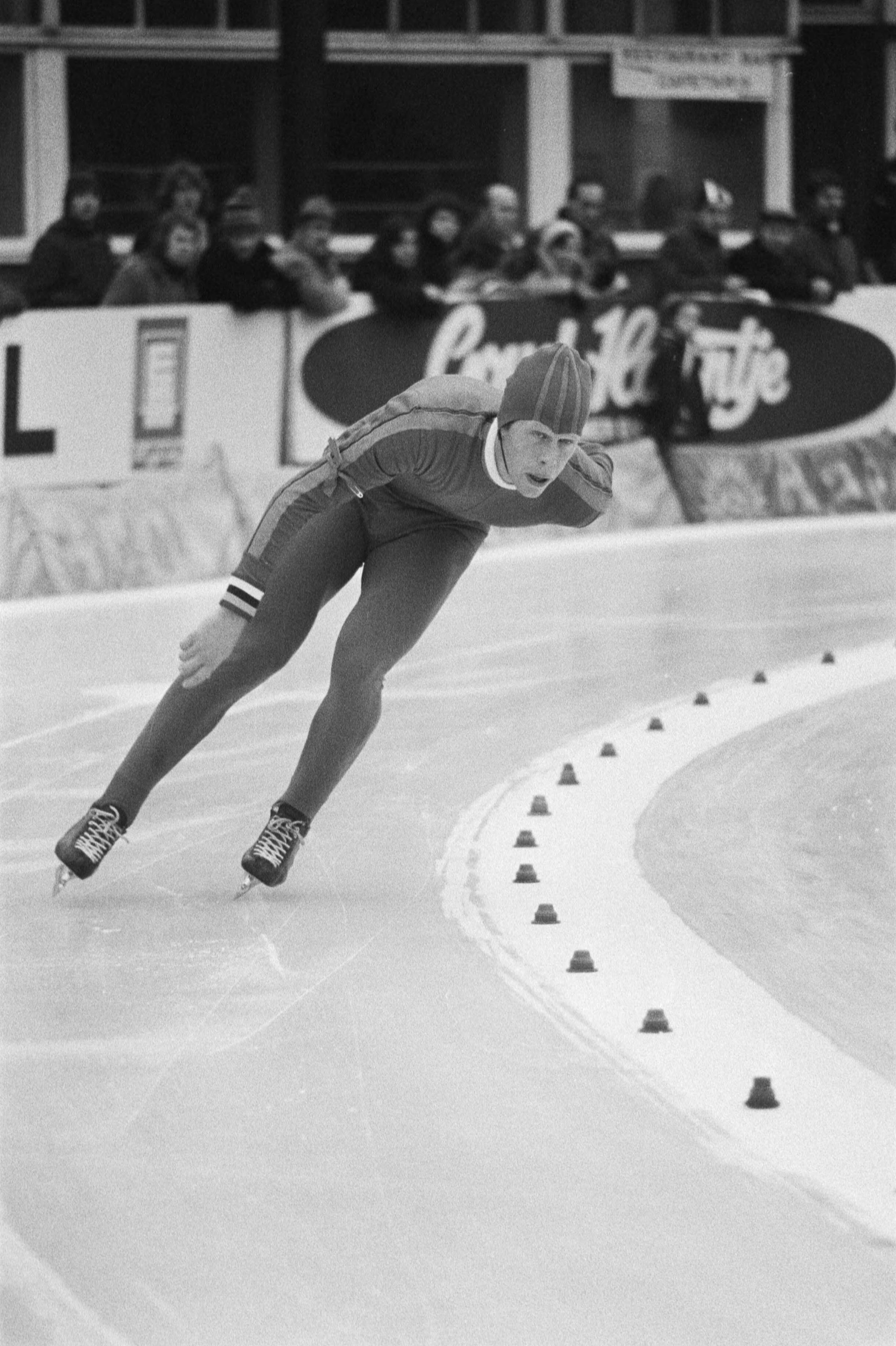 Fotocollectie Anefo — Nederlandse kampioenschappen schaatsen in Groningen; Jan Derksen — Foto: Verhoeff, Bert / Anefo. Licentie: Set B: Rechtenvrij / Publiek Domein. Bron: Nationaal Archief. http://hdl.handle.net/10648/ac7aa10c-d0b4-102d-bcf8-003048976d84