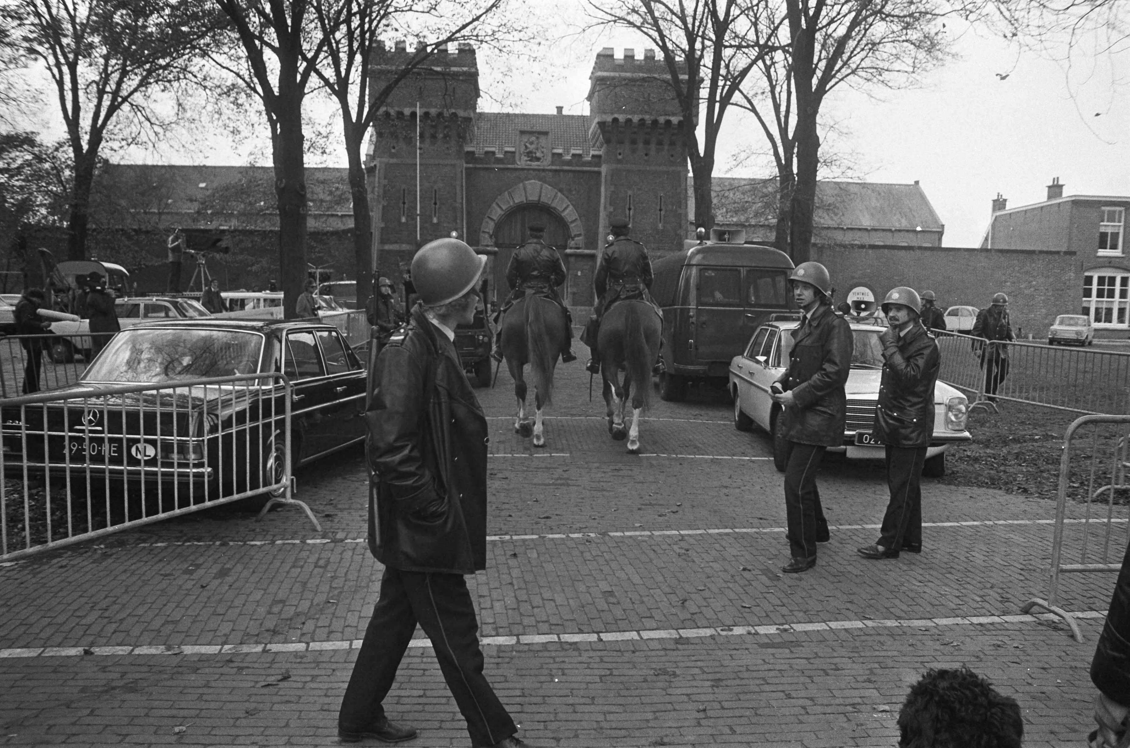 Fotocollectie Anefo — Gijzeling in Scheveningse gevangenis; bewapend en gehelmd politie voor de gevangenis — Foto: Peters, Hans / Anefo. Licentie: Set B: Rechtenvrij / Publiek Domein. Bron: Nationaal Archief. http://hdl.handle.net/10648/ac58e51c-d0b4-102d-bcf8-003048976d84