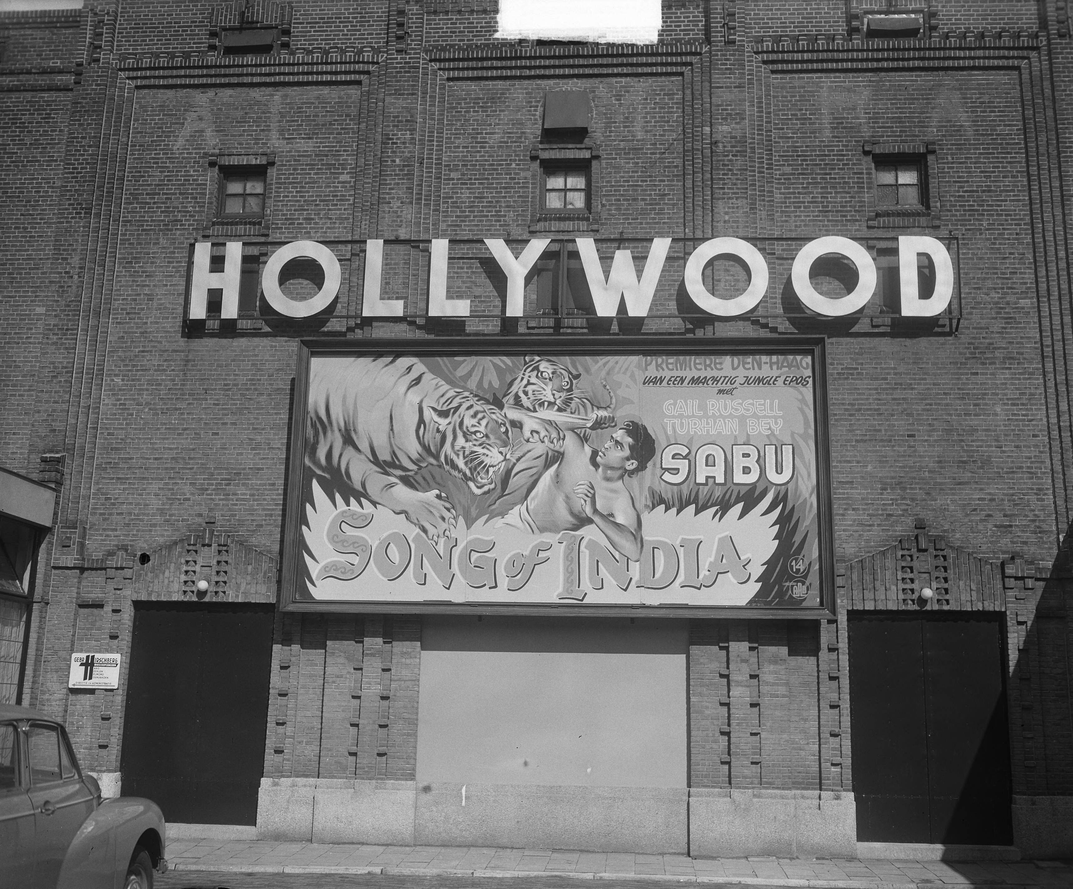 Fotocollectie Anefo — Reclame voor de film "Song of India" op gevel bioscoop Hollywood — Foto: Winterbergen, Rolf / Anefo. Licentie: Set B: Rechtenvrij / Publiek Domein. Bron: Nationaal Archief. http://hdl.handle.net/10648/a8d7007c-d0b4-102d-bcf8-003048976d84