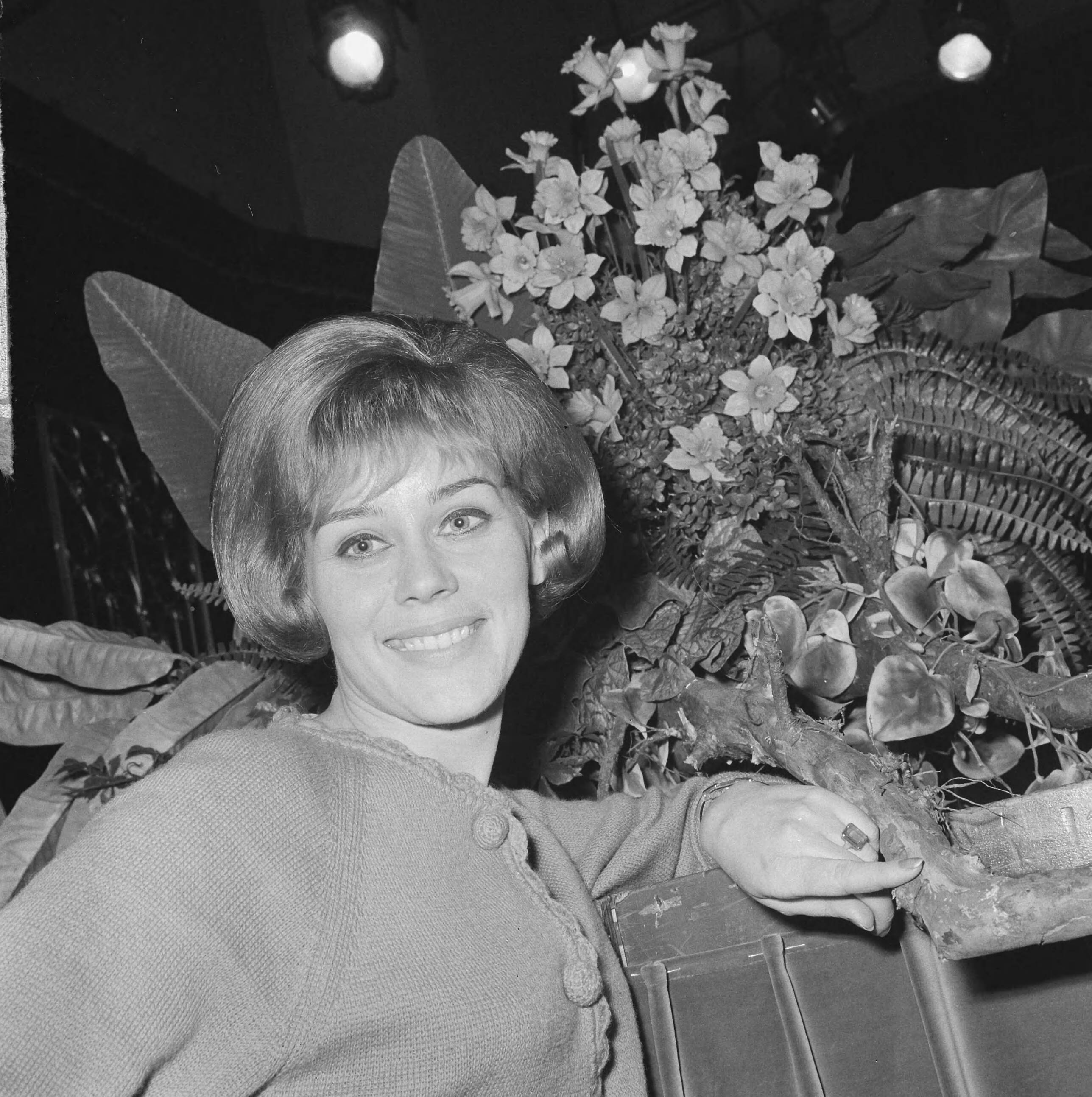 Fotocollectie Anefo — Finale Nationaal Songfestival 1965, winnares Conny Vandenbos — Foto: Nijs, Jac. de / Anefo. Licentie: Set B: Rechtenvrij / Publiek Domein. Bron: Nationaal Archief. http://hdl.handle.net/10648/aa92c1da-d0b4-102d-bcf8-003048976d84