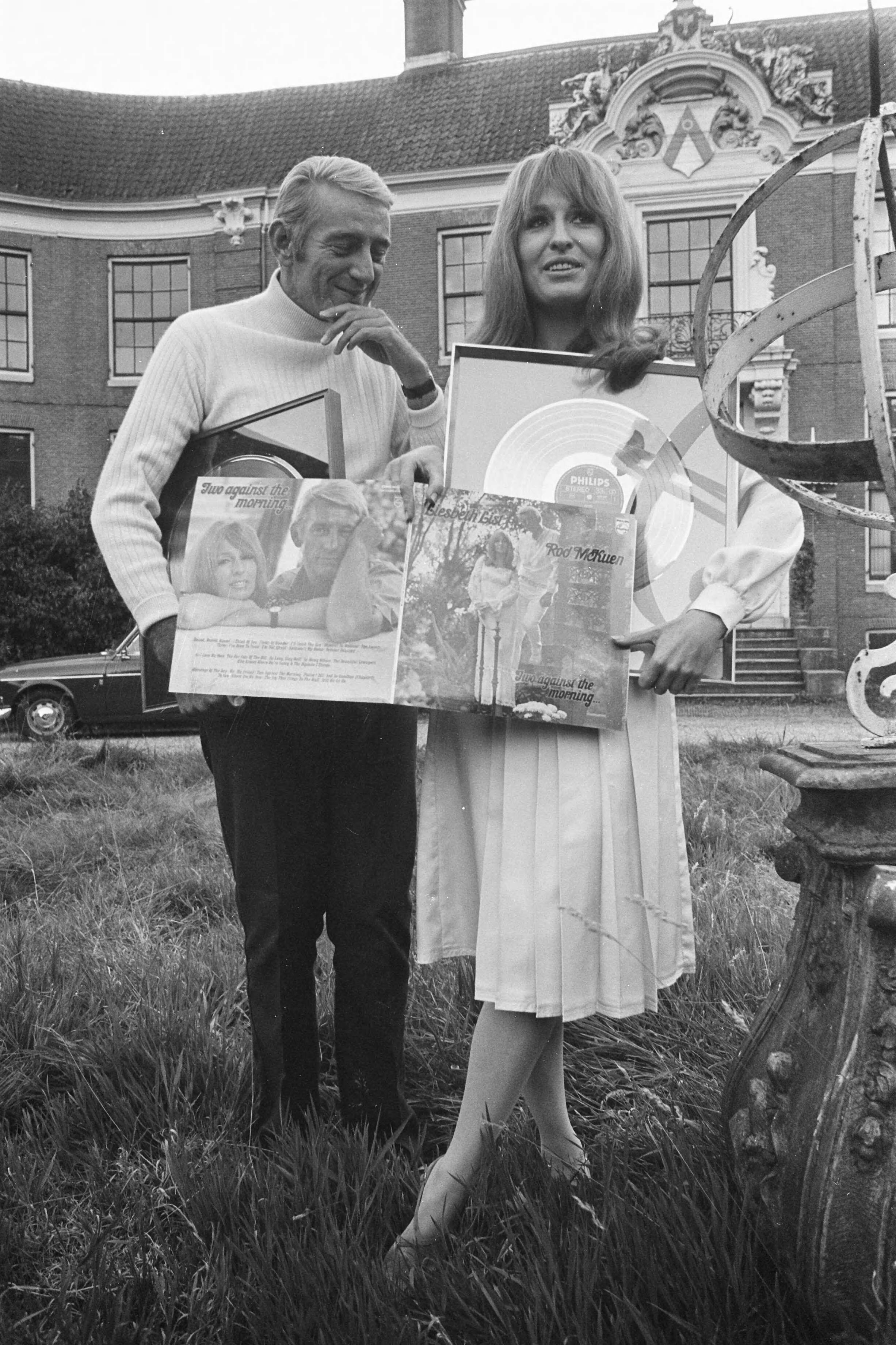 Fotocollectie Anefo — Liesbeth List en Rod McKuen presenteren LP Two against the morning in Kasteel Groeneveld te Baarn — Foto: Verhoeff, Bert / Anefo. Licentie: Set B: Rechtenvrij / Publiek Domein. Bron: Nationaal Archief. http://hdl.handle.net/10648/abf727aa-d0b4-102d-bcf8-003048976d84