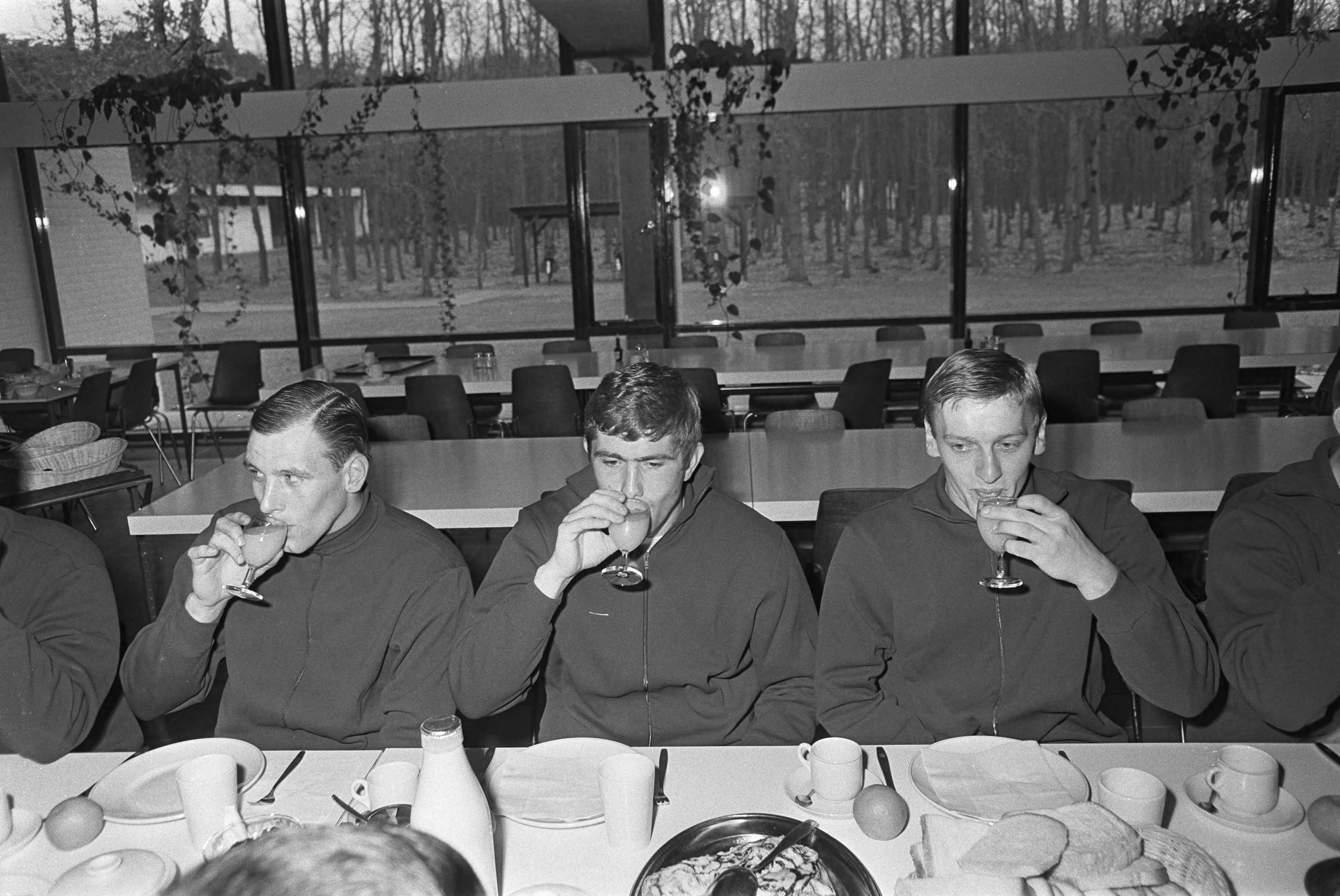 Fotocollectie Anefo — Training Nederlands elftal te Zeist, de spelers aan de maaltijd — Foto: Nijs, Jac. de / Anefo. Licentie: Set B: Rechtenvrij / Publiek Domein. Bron: Nationaal Archief. http://hdl.handle.net/10648/ab130340-d0b4-102d-bcf8-003048976d84