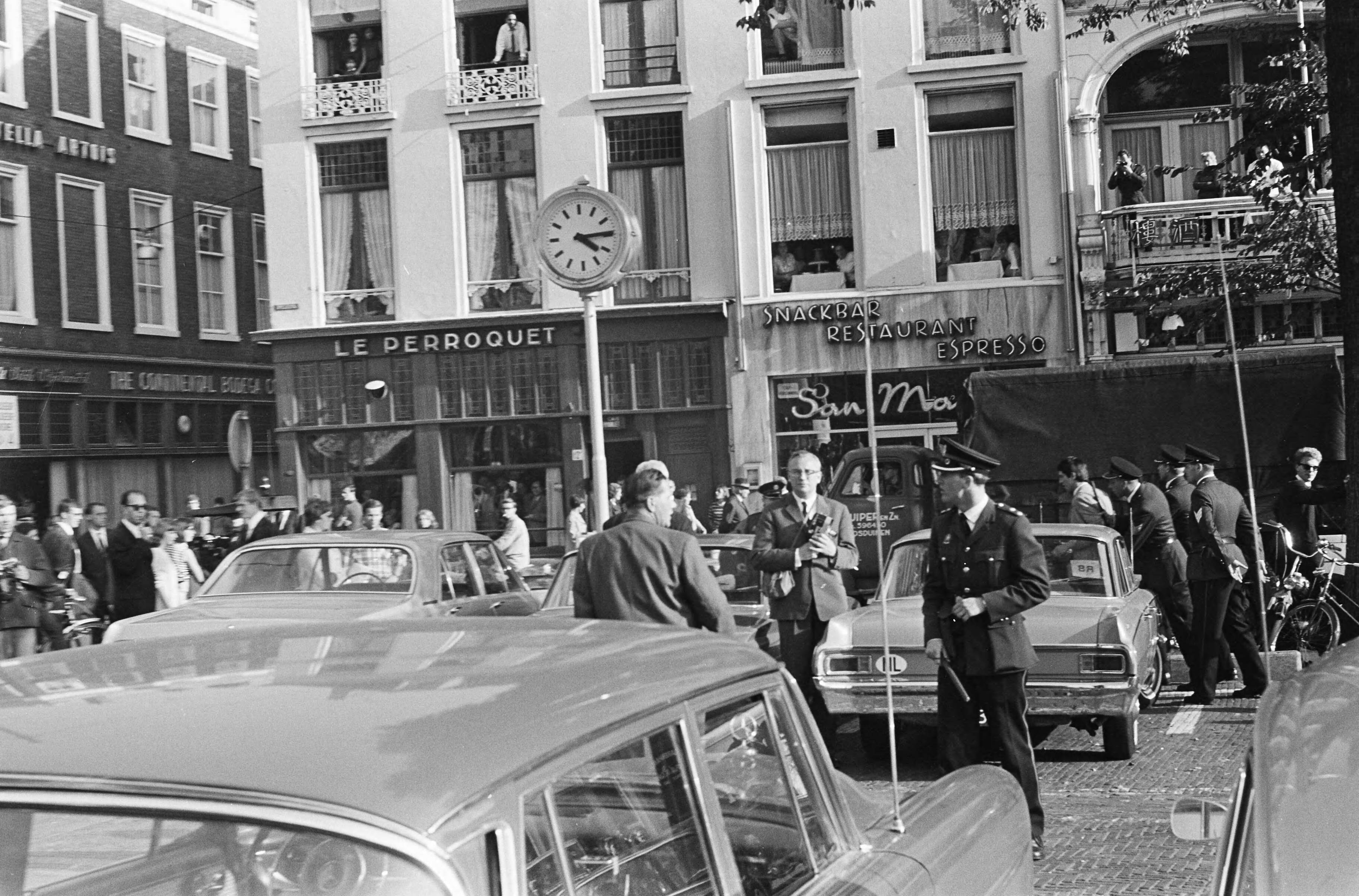 Protesterende Amsterdamse Provo's tijdens Prinsjesdag 1966 in Den Haag — Rellen in de Haagse binnenstad — Foto: Fotograaf Onbekend / Anefo. Licentie: Set B: Rechtenvrij / Publiek Domein. Bron: Nationaal Archief. http://hdl.handle.net/10648/aafd44ce-d0b4-102d-bcf8-003048976d84