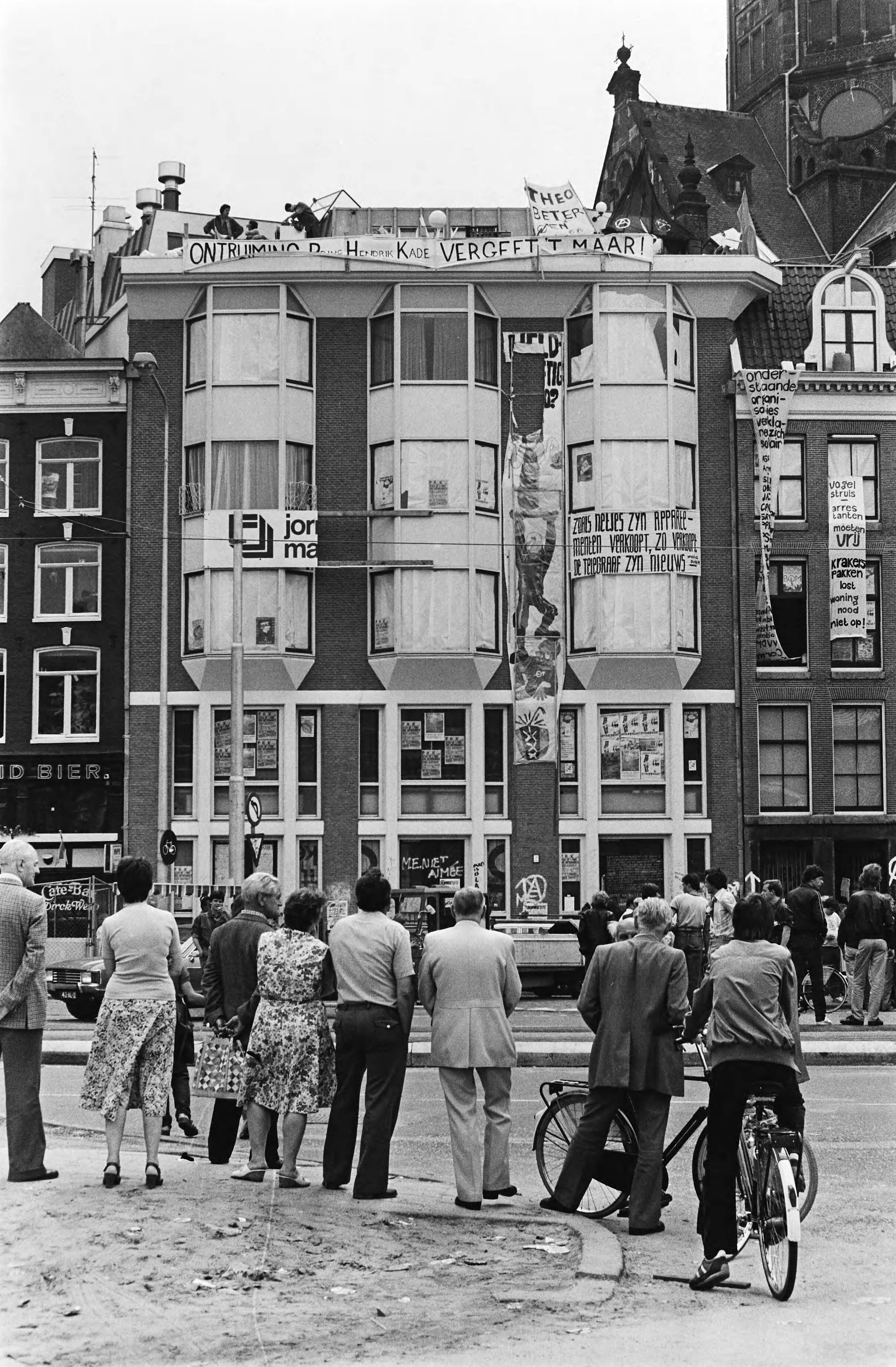 Belangstelling bij gekraakte panden aan de prins Hendrikkade te Amsterdam — Amsterdam|Noord-Holland|kraakpanden |publiek — Foto: Dijk, Hans van / Anefo. Licentie: Set B: Rechtenvrij / Publiek Domein. Bron: Nationaal Archief. http://hdl.handle.net/10648/ace5c9be-d0b4-102d-bcf8-003048976d84