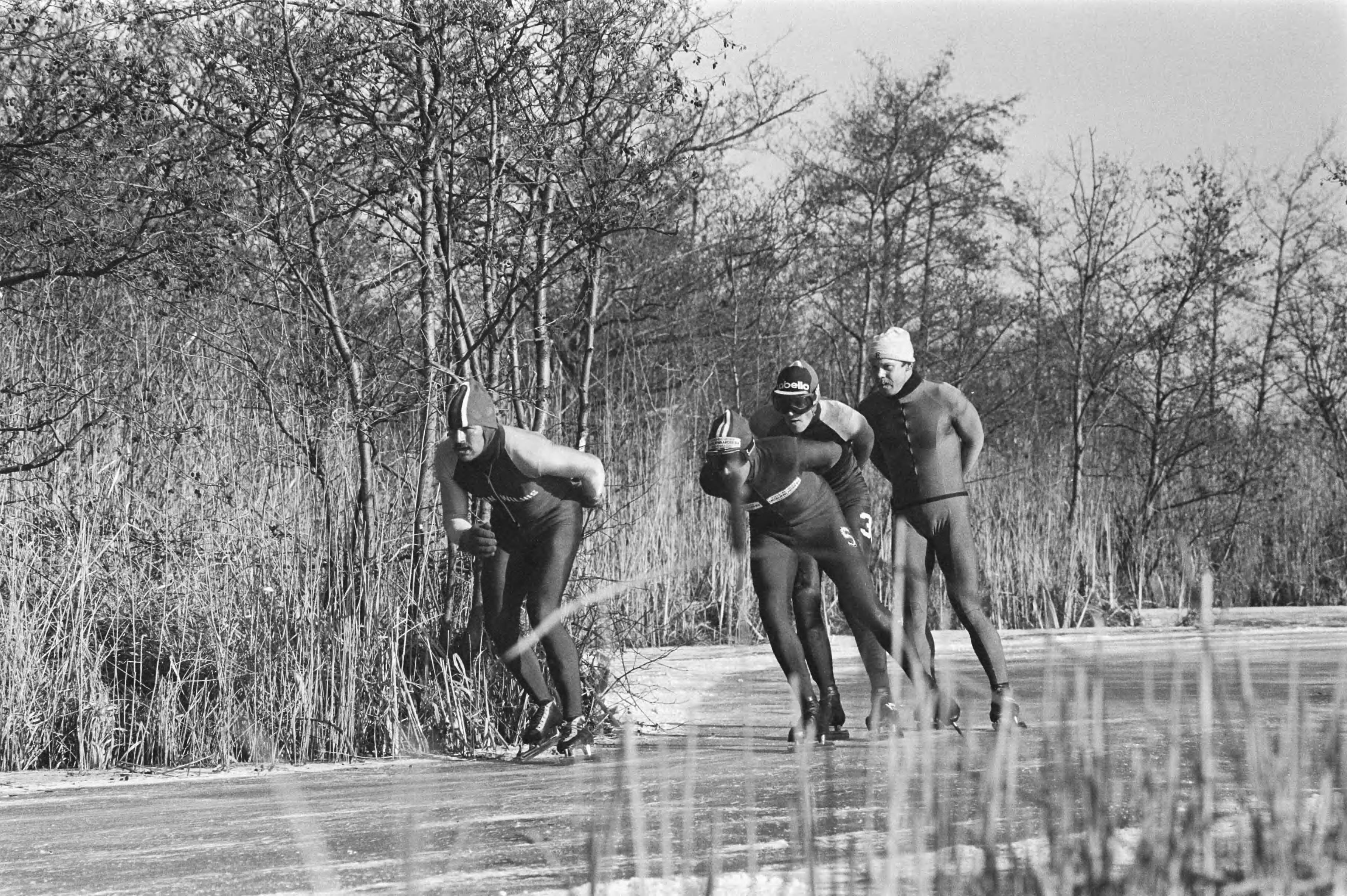 Fotocollectie Anefo — Schaatsmarathon van 140 km gereden bij Ankeveen voor het eerst sinds 1979 — Foto: Bogaerts, Rob / Anefo. Licentie: Set B: Rechtenvrij / Publiek Domein. Bron: Nationaal Archief. http://hdl.handle.net/10648/ad43282a-d0b4-102d-bcf8-003048976d84