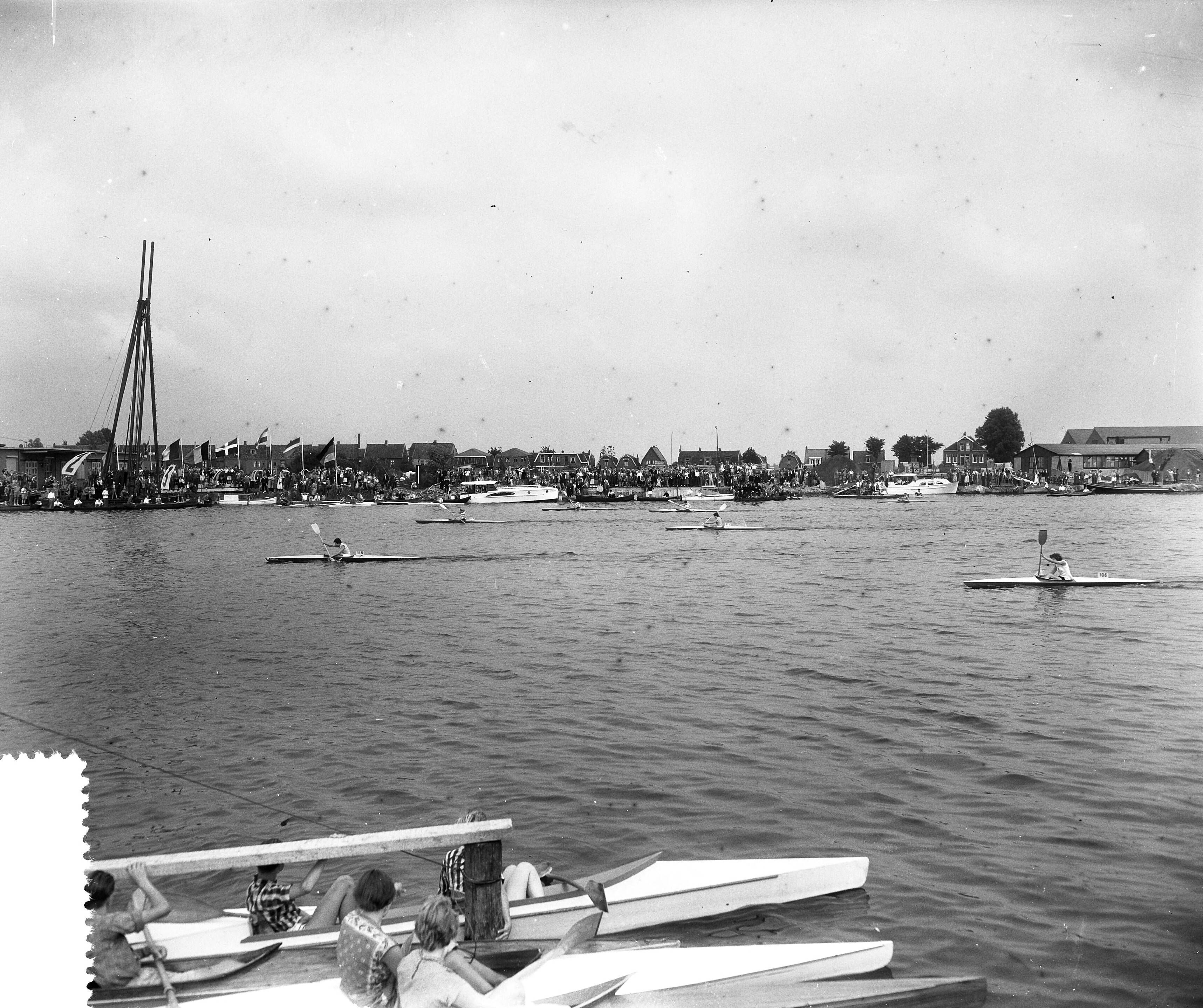 Fotocollectie Anefo — West-Europese kanokampioenschappen in Zaandam. K1 dames nummer — Foto: Rossem, Wim van / Anefo. Licentie: Set B: Rechtenvrij / Publiek Domein. Bron: Nationaal Archief. http://hdl.handle.net/10648/a9398800-d0b4-102d-bcf8-003048976d84