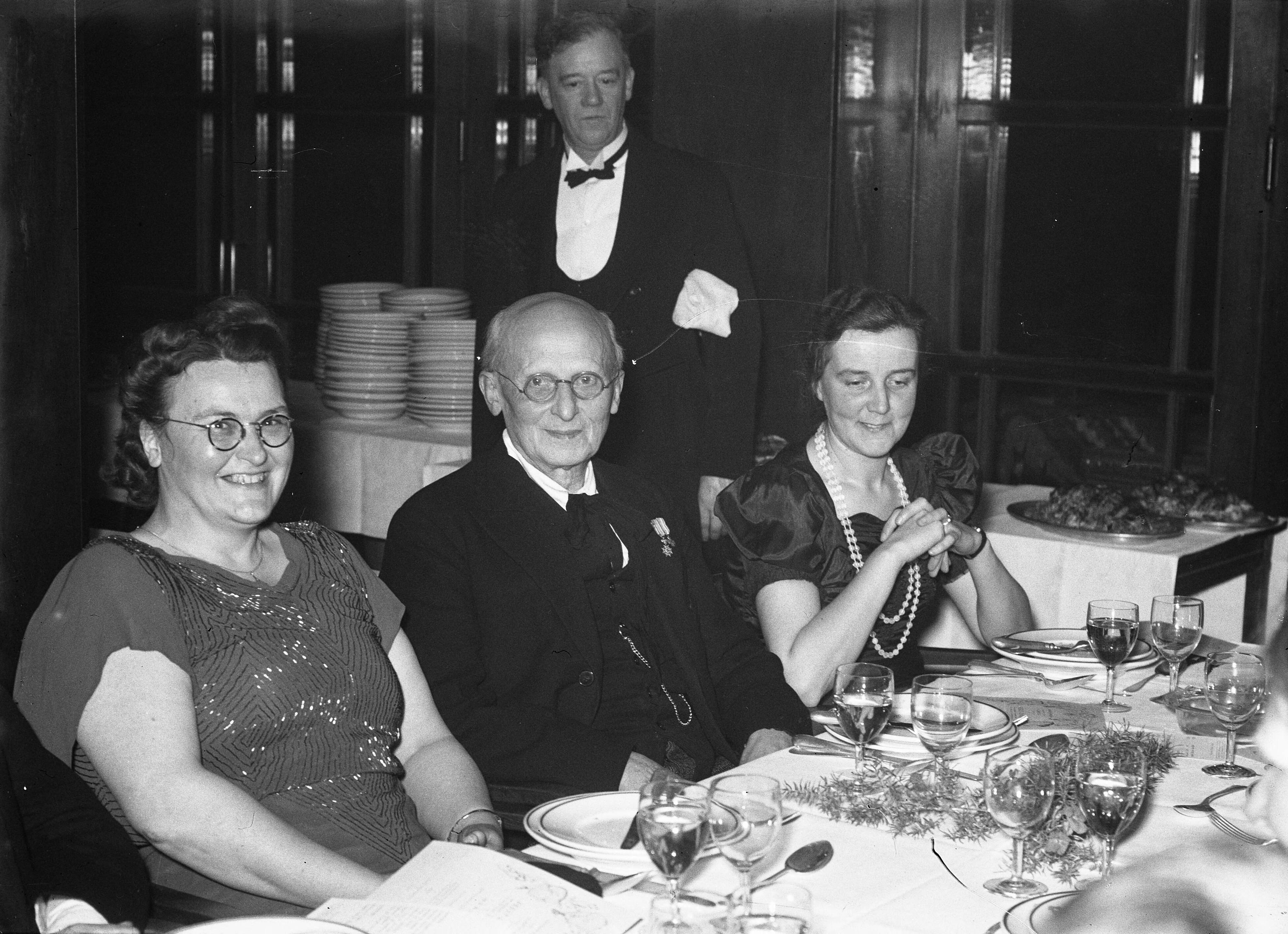 Fotocollectie Anefo — Viering 50-jarig bestaan Mannenkoor "Caecilia" uit Haarlem [feestavond en diner] — Foto: Sagers, Harry / Anefo. Licentie: Set B: Rechtenvrij / Publiek Domein. Bron: Nationaal Archief. http://hdl.handle.net/10648/a8a4735a-d0b4-102d-bcf8-003048976d84