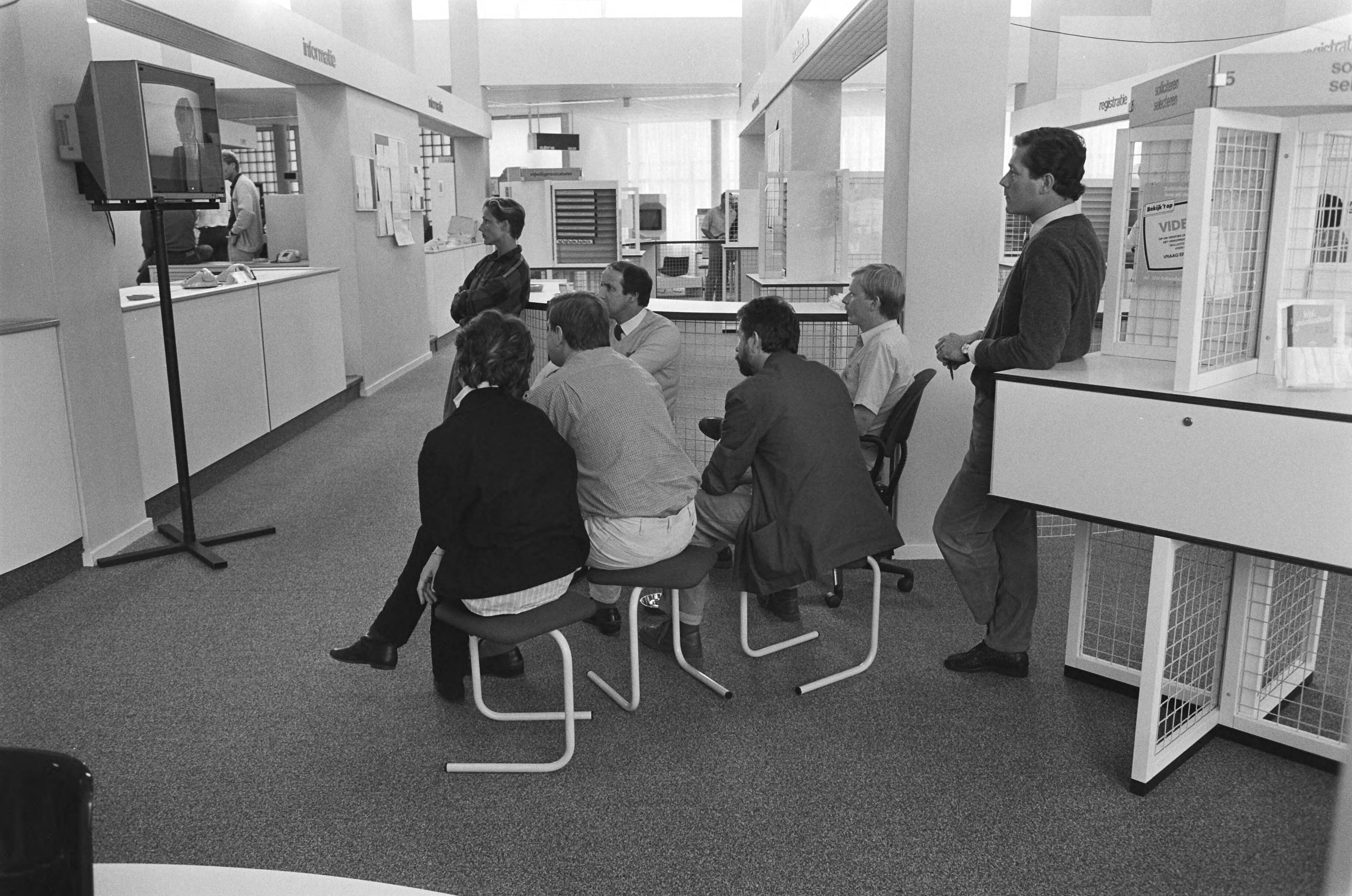 Fotocollectie Anefo — Opdracht Financieel Dagblad , opening nieuwe Gewestelijk Arbeidsbureau in Den Haag ; het Gewestelijk Arbeidsbureau — Foto: Croes, Rob C. / Anefo. Licentie: Set B: Rechtenvrij / Publiek Domein. Bron: Nationaal Archief. http://hdl.handle.net/10648/ad4a17e8-d0b4-102d-bcf8-003048976d84