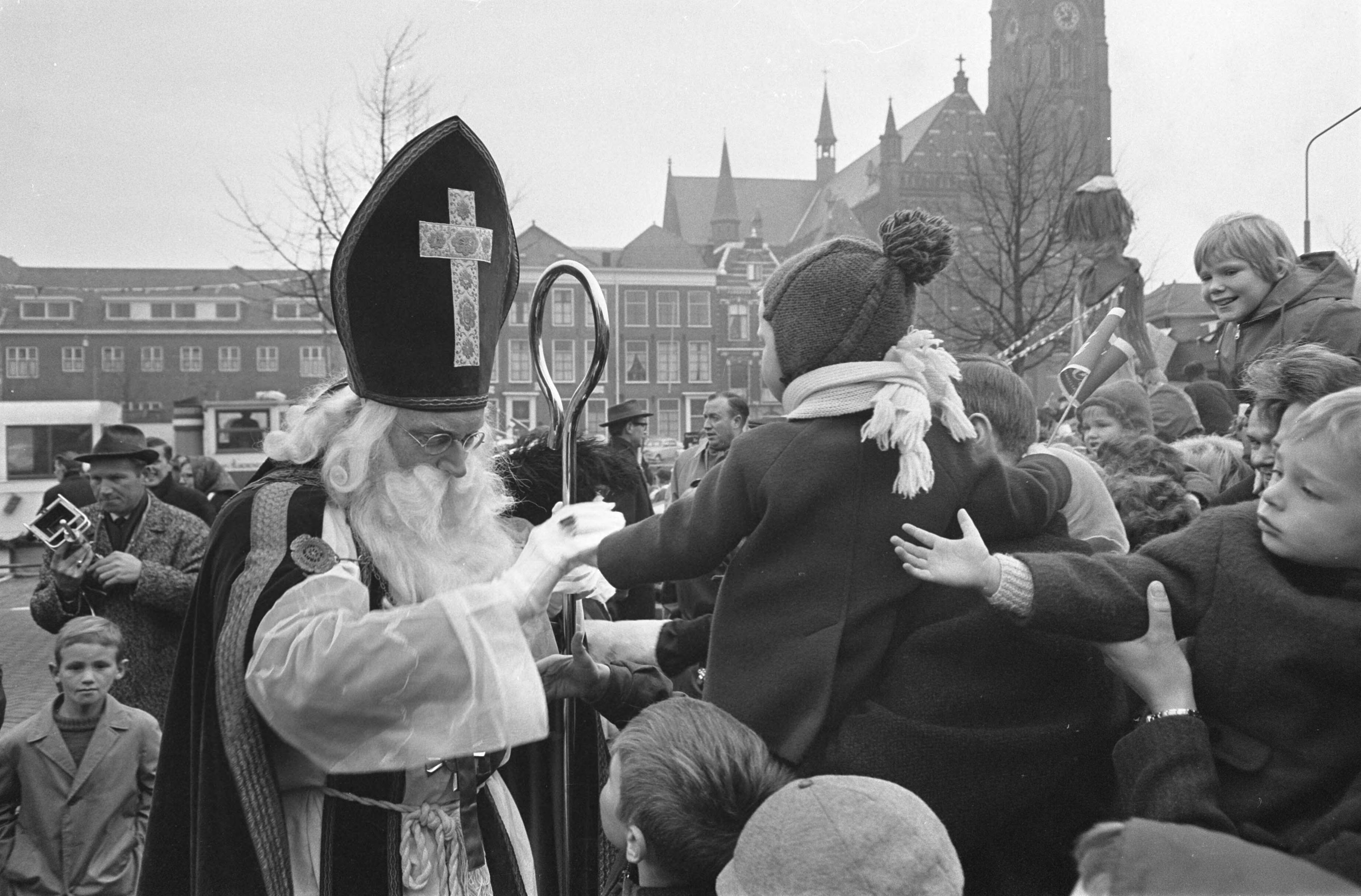 Aankomst Sinterklaas in Haarlem — Begroeting van Sinterklaas door de kinderschare — Foto: Fotograaf Onbekend / Anefo. Licentie: Set B: Rechtenvrij / Publiek Domein. Bron: Nationaal Archief. http://hdl.handle.net/10648/ab04eecc-d0b4-102d-bcf8-003048976d84