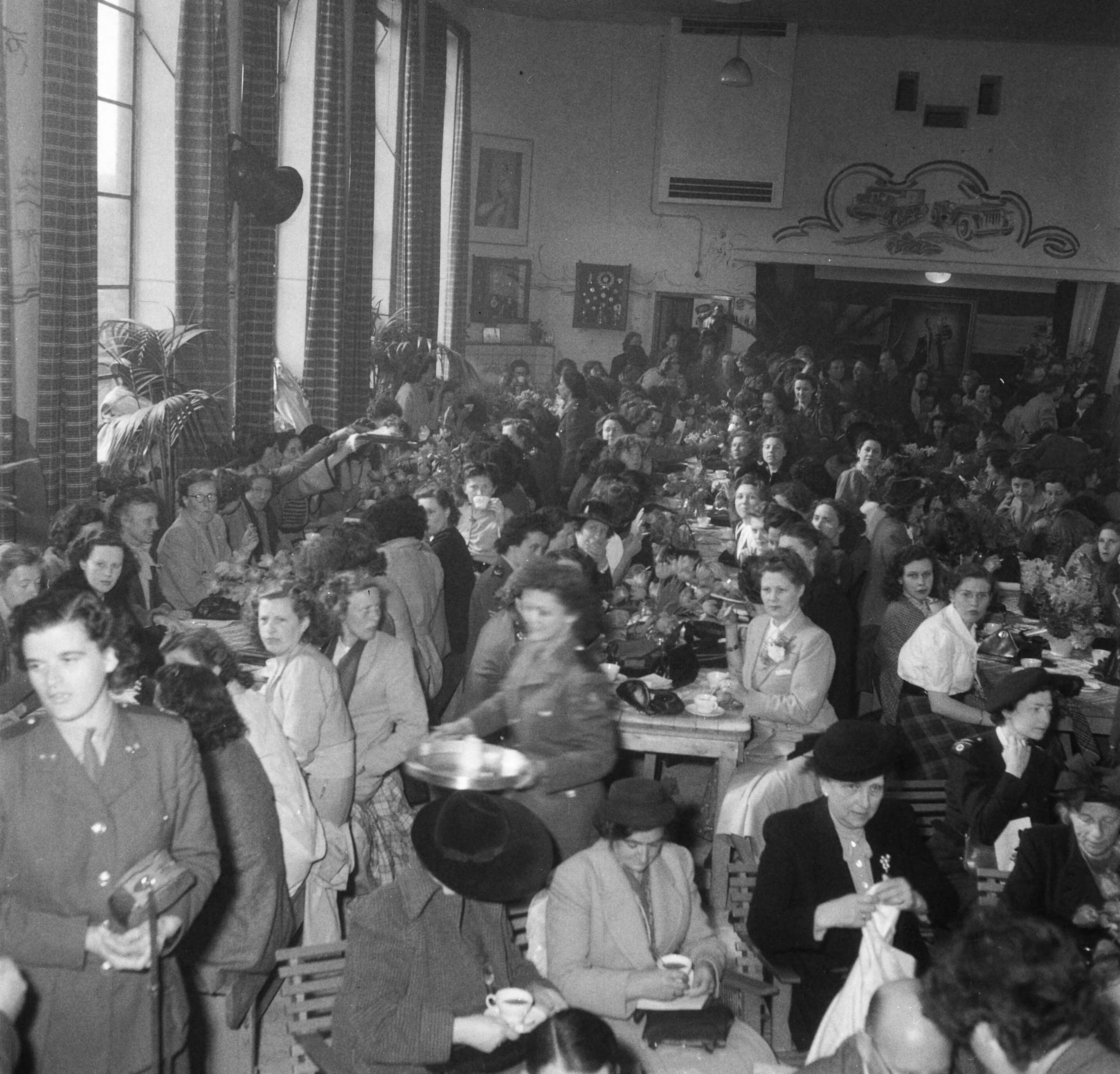 Fotocollectie Anefo — Vijf jarig bestaan VHK Den Haag — Foto: Oorschot, […] van / Anefo. Licentie: Set B: Rechtenvrij / Publiek Domein. Bron: Nationaal Archief. http://hdl.handle.net/10648/a8c6bc4e-d0b4-102d-bcf8-003048976d84