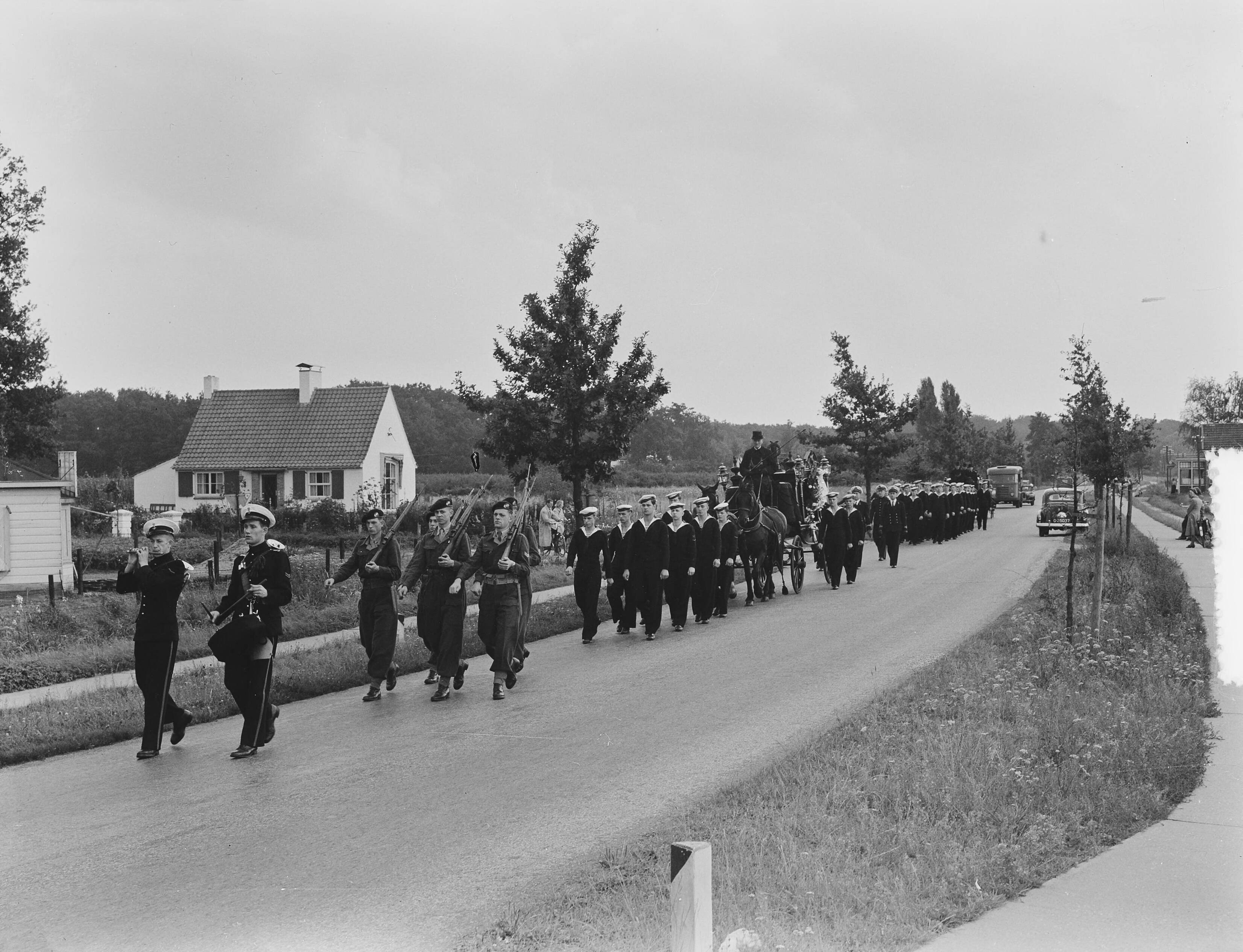 Begrafenis van matroos Albert te Deventer — Foto: Pot, Harry / Anefo. — Licentie: Set B: Rechtenvrij / Publiek Domein. Bron: Nationaal Archief. http://hdl.handle.net/10648/a8ee5cae-d0b4-102d-bcf8-003048976d84