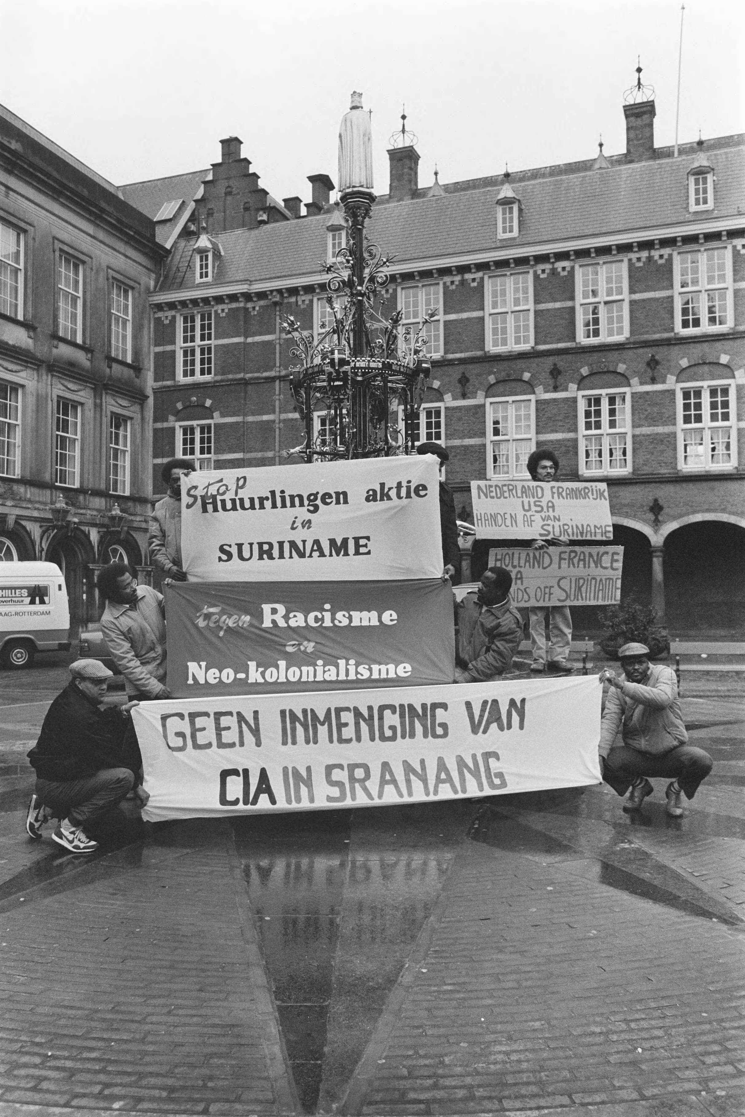 Fotocollectie Anefo — Demonstratie pro-Bouterse van "Liga van Surinaamse Patriotten" op Binnenhof in Den Haag — Foto: Bogaerts, Rob / Anefo. Licentie: Set B: Rechtenvrij / Publiek Domein. Bron: Nationaal Archief. http://hdl.handle.net/10648/ad5ac5fc-d0b4-102d-bcf8-003048976d84