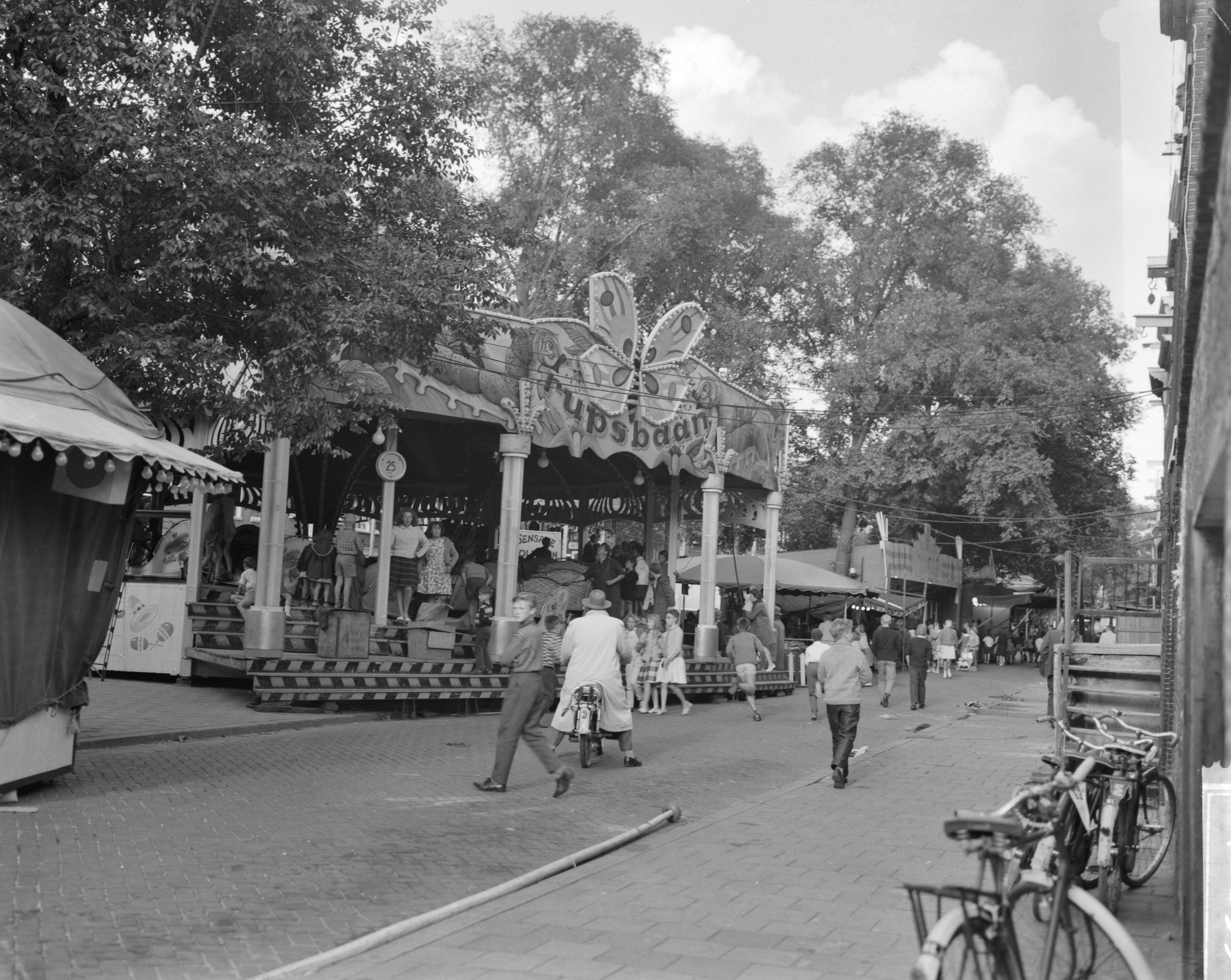 Fotocollectie Anefo — Jordaanfestival in Amsterdam, op de Palmgracht wordt versiering aangebracht — Foto: Gelderen, Hugo van / Anefo. Licentie: Set B: Rechtenvrij / Publiek Domein. Bron: Nationaal Archief. http://hdl.handle.net/10648/aa16c1c0-d0b4-102d-bcf8-003048976d84