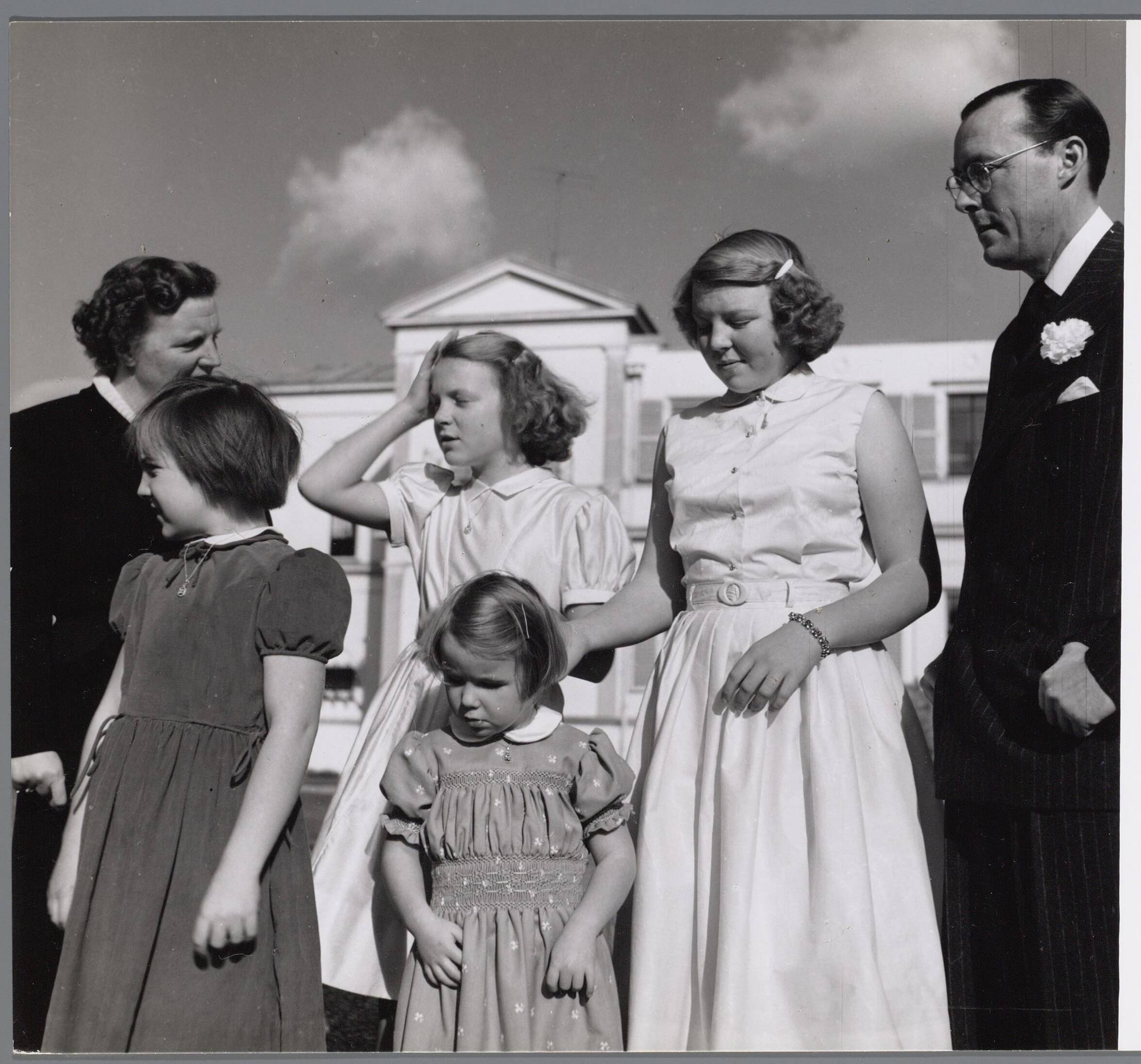 Fotocollectie RVD / Koninklijk Huis — Koningin Juliana en prins Bernhard met de prinsessen Beatrix, Irene, Margriet en Marijke in de tuin bij Paleis Soestdijk — Foto: Onbekend / RVD. Licentie: Set B: Rechtenvrij / Publiek Domein. Bron: Nationaal Archief. http://hdl.handle.net/10648/afac3a5c-d0b4-102d-bcf8-003048976d84