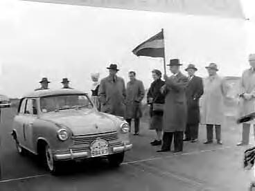 Fotocollectie Anefo — Zandvoort. Start KDAK-"economytest" . Minister Algera auto-rally — Foto: Pot, Harry / Anefo. Licentie: Set B: Rechtenvrij / Publiek Domein. Bron: Nationaal Archief. http://hdl.handle.net/10648/a95c8530-d0b4-102d-bcf8-003048976d84