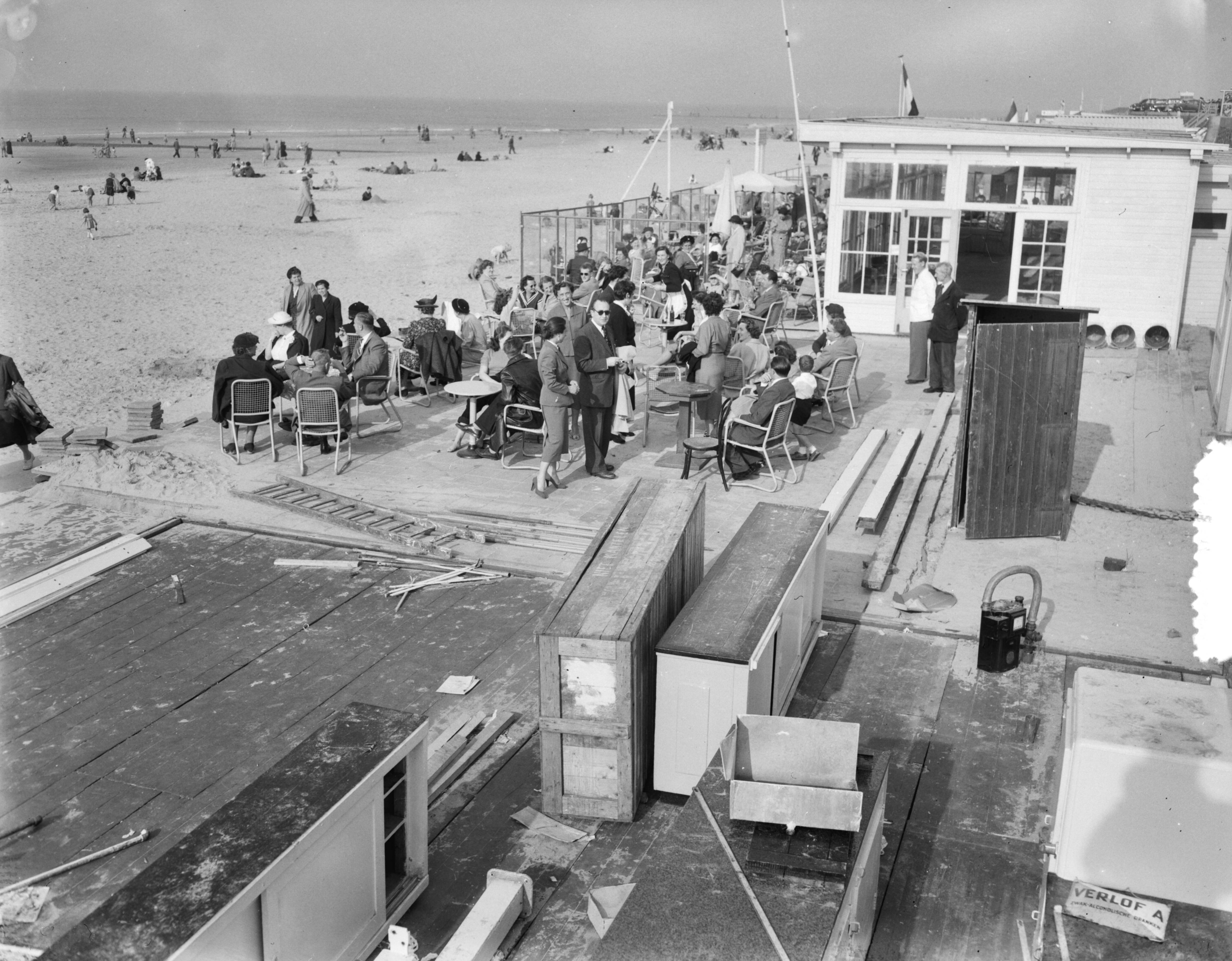 Fotocollectie Anefo — Late zomerdag strand Scheveningen — Foto: Duinen, G.W. van / Anefo. Licentie: Set B: Rechtenvrij / Publiek Domein. Bron: Nationaal Archief. http://hdl.handle.net/10648/a91406a2-d0b4-102d-bcf8-003048976d84