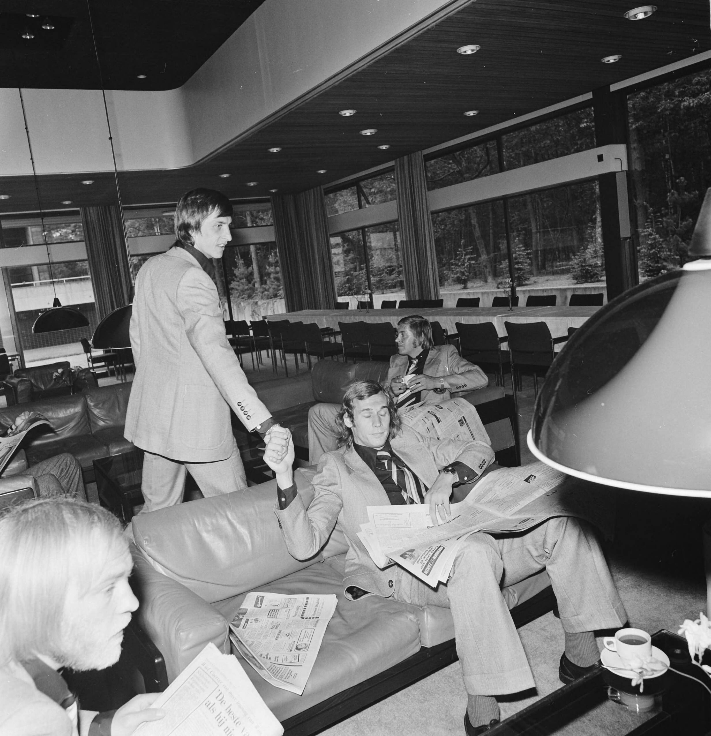 Fotocollectie Anefo — Kernploeg Nederlands elftal bijeen in Zeist in KNVB sportcentrum; Cruijff (l) en Neeskens (r) — Foto: Mieremet, Rob / Anefo. Licentie: Set B: Rechtenvrij / Publiek Domein. Bron: Nationaal Archief. http://hdl.handle.net/10648/ac4b9a7e-d0b4-102d-bcf8-003048976d84