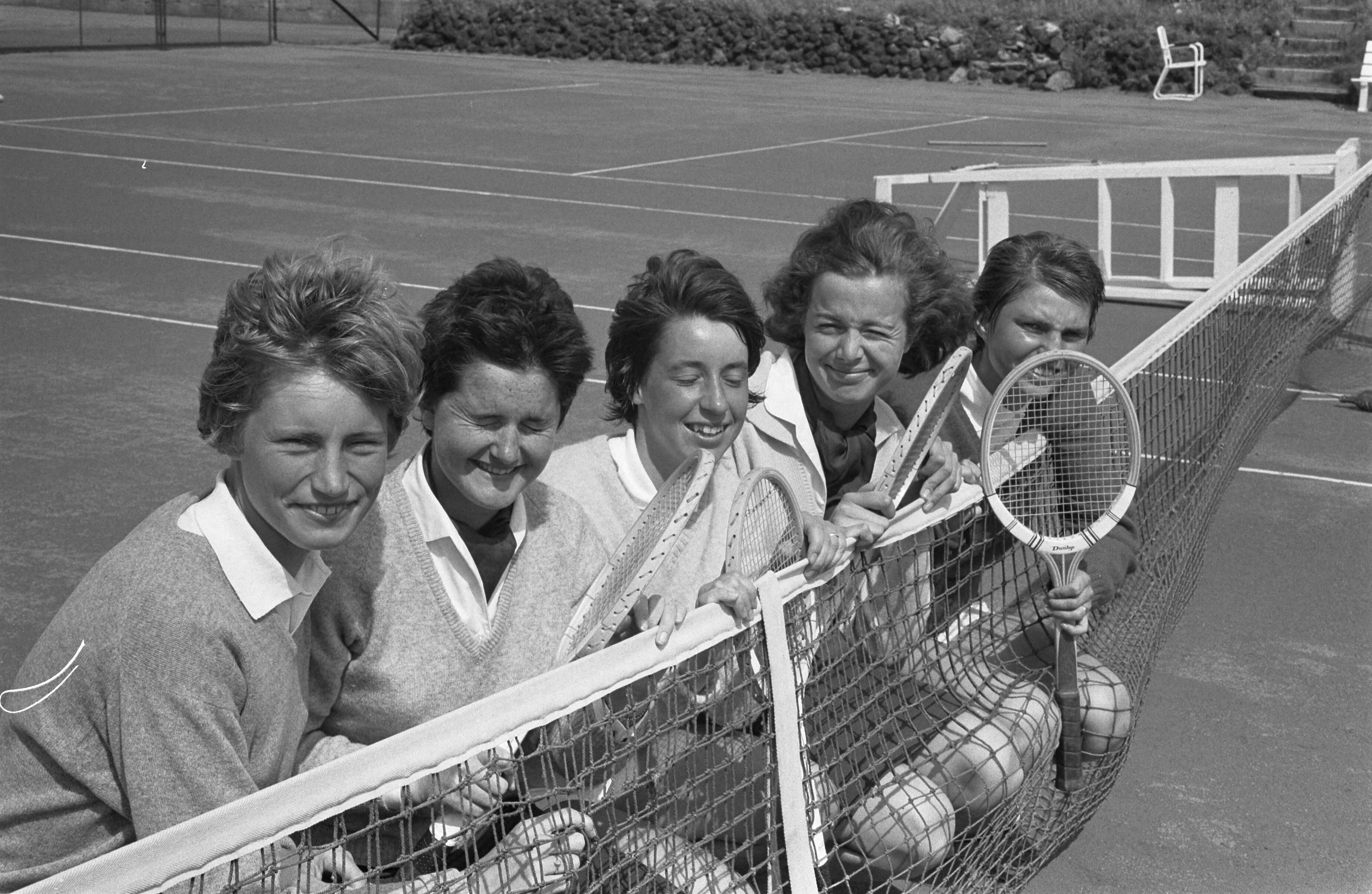 Fotocollectie Anefo — Nederlandse tenniskampioenschappen van Nederland op de METS-banen te Scheveningen. De damesjeugd v.l.n.r. Trudy Groenman (Groningen), Els Spruyt (Rotterdam), Patricia van den Heuvel (Rotterdam), Janny Sluyter (Rotterdam) en Anja Lepoutre (Groningen) — Foto: Pot, Harry / Anefo. Licentie: Set B: Rechtenvrij / Publiek Domein. Bron: Nationaal Archief. http://hdl.handle.net/10648/aa13c790-d0b4-102d-bcf8-003048976d84