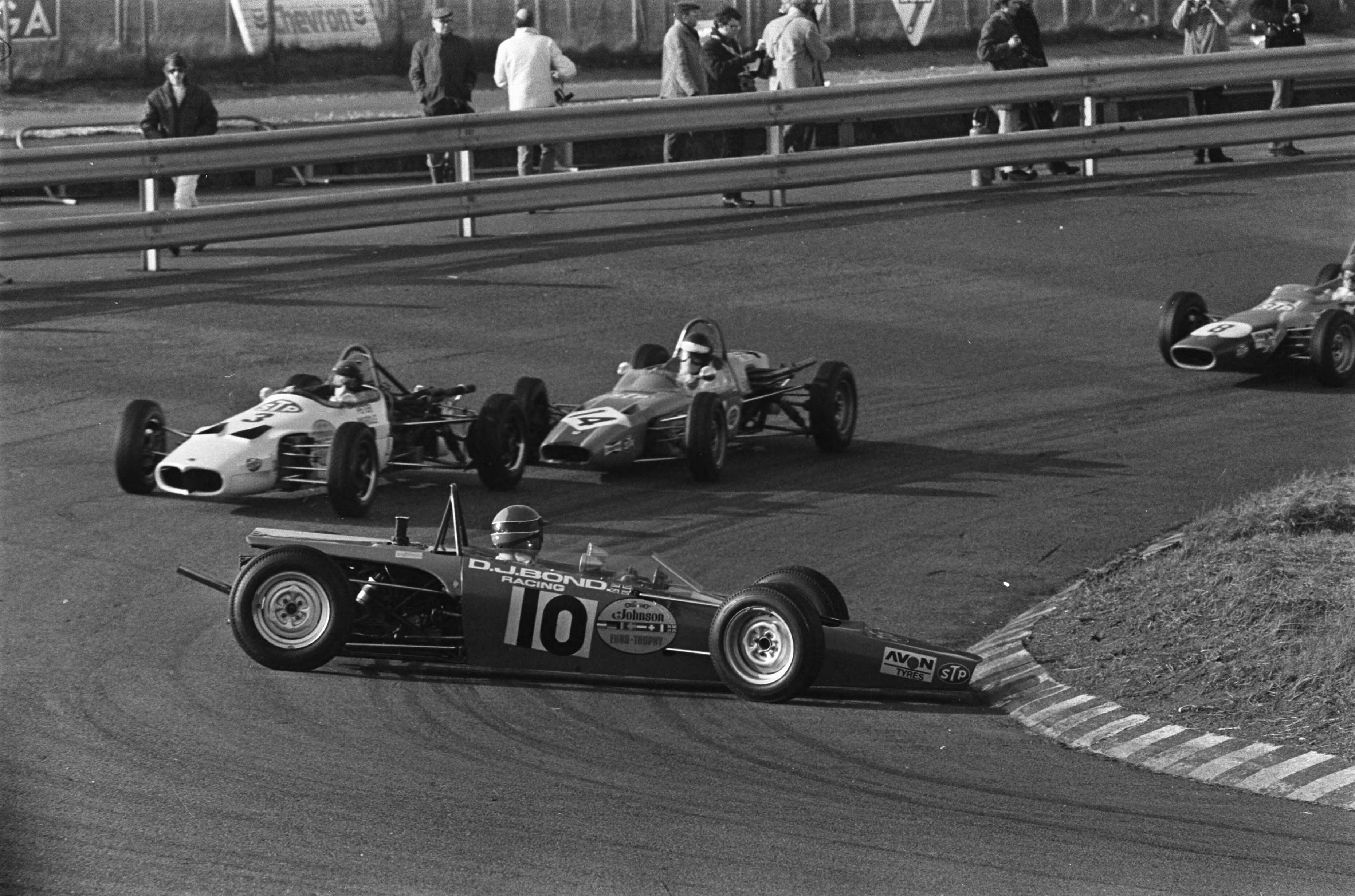 Fotocollectie Anefo — Autoraces op Zandvoort, Paasraces: Formule Ford races . Sid Fox (nummer 10) (Engeland) raakt in een spin — Foto: Koch, Eric / Anefo. Licentie: Set B: Rechtenvrij / Publiek Domein. Bron: Nationaal Archief. http://hdl.handle.net/10648/ab9252da-d0b4-102d-bcf8-003048976d84
