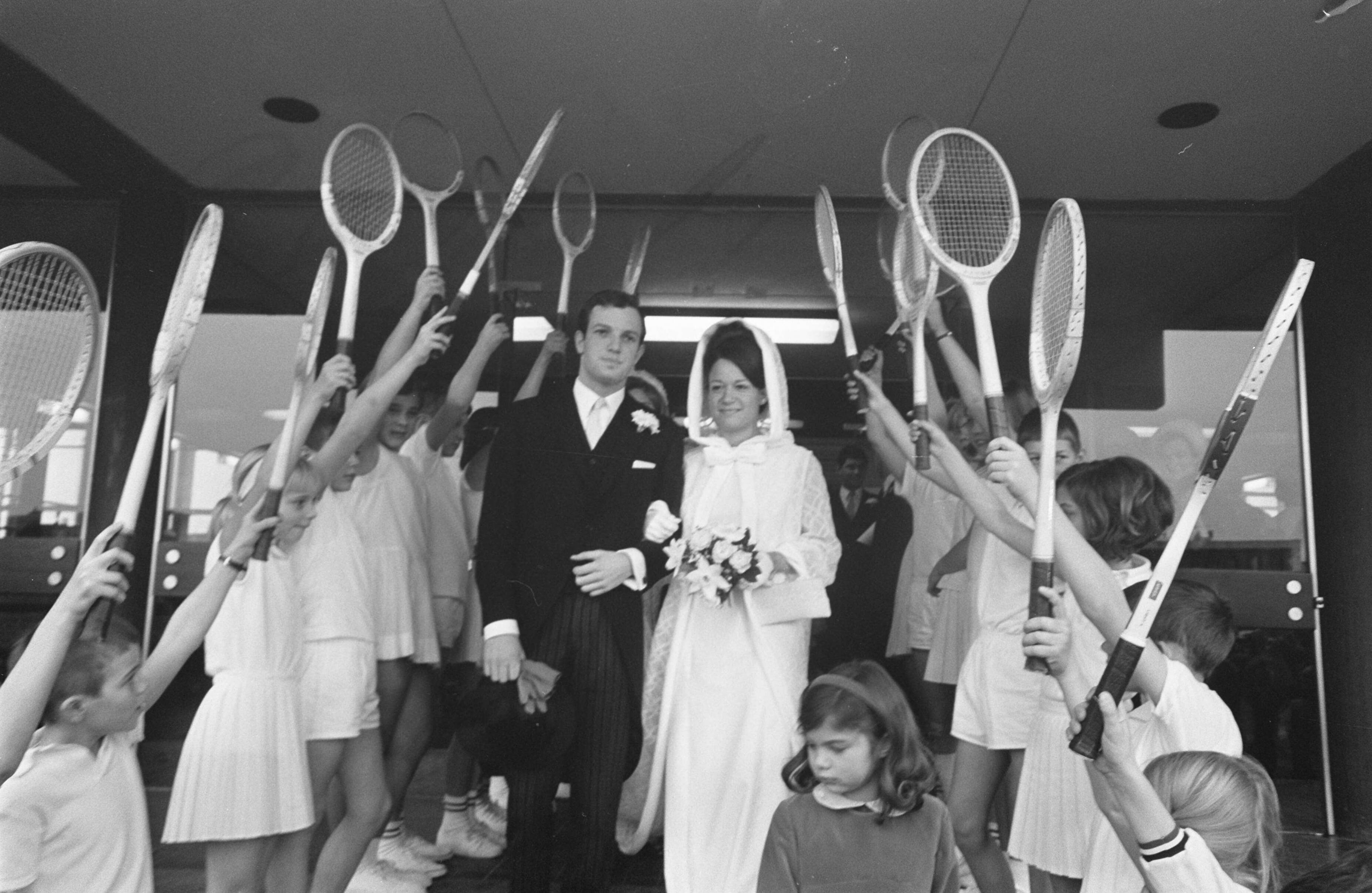Fotocollectie Anefo — Huwelijk Tom Okker met Annemarie Wanschers te Hazerswoude — Foto: Evers, Joost / Anefo. Licentie: Set B: Rechtenvrij / Publiek Domein. Bron: Nationaal Archief. http://hdl.handle.net/10648/ab58fea4-d0b4-102d-bcf8-003048976d84