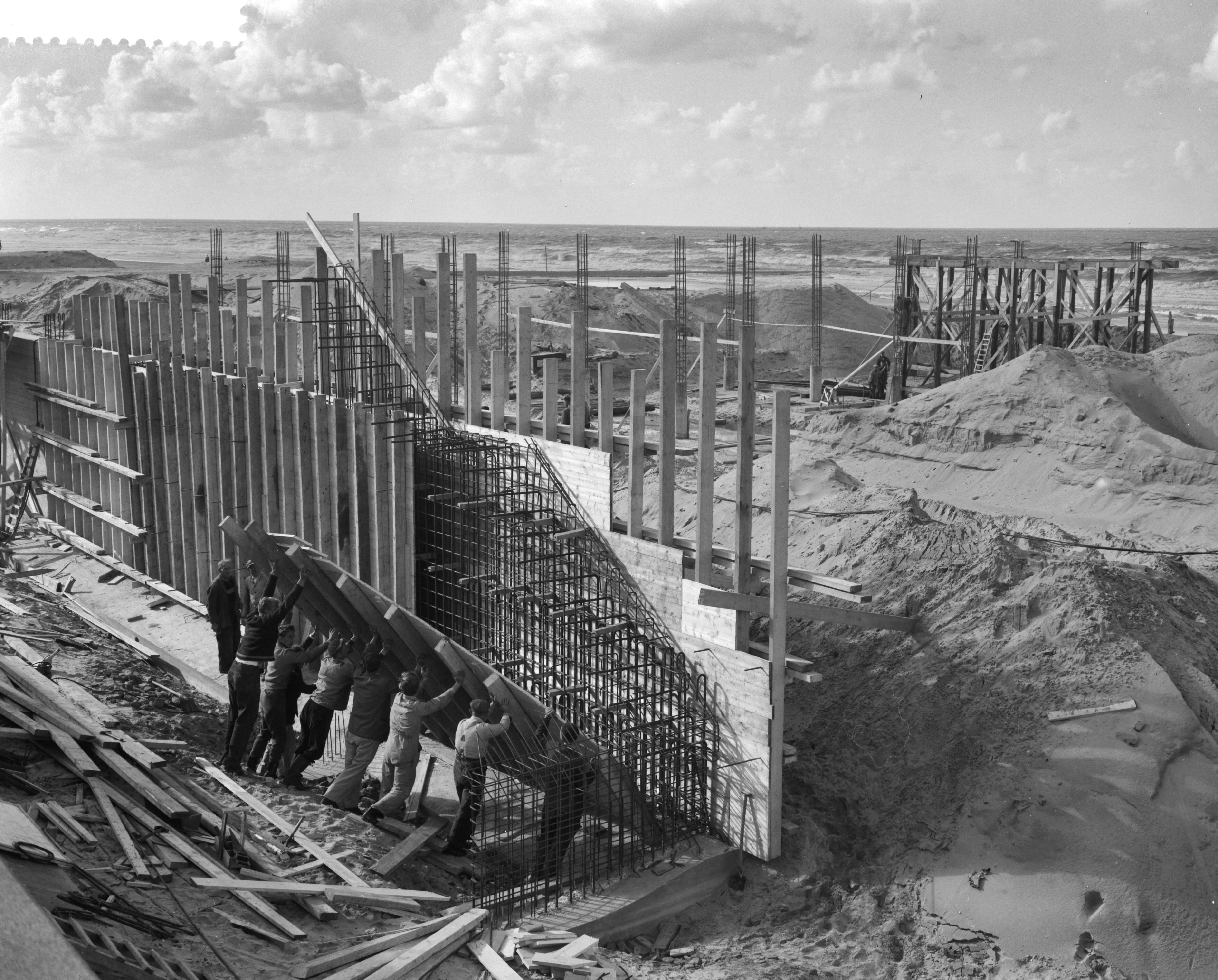 Fotocollectie Anefo — Werkzaamheden aan de pier te Scheveningen — Foto: Rossem, Wim van / Anefo. Licentie: Set B: Rechtenvrij / Publiek Domein. Bron: Nationaal Archief. http://hdl.handle.net/10648/a9a01a5c-d0b4-102d-bcf8-003048976d84