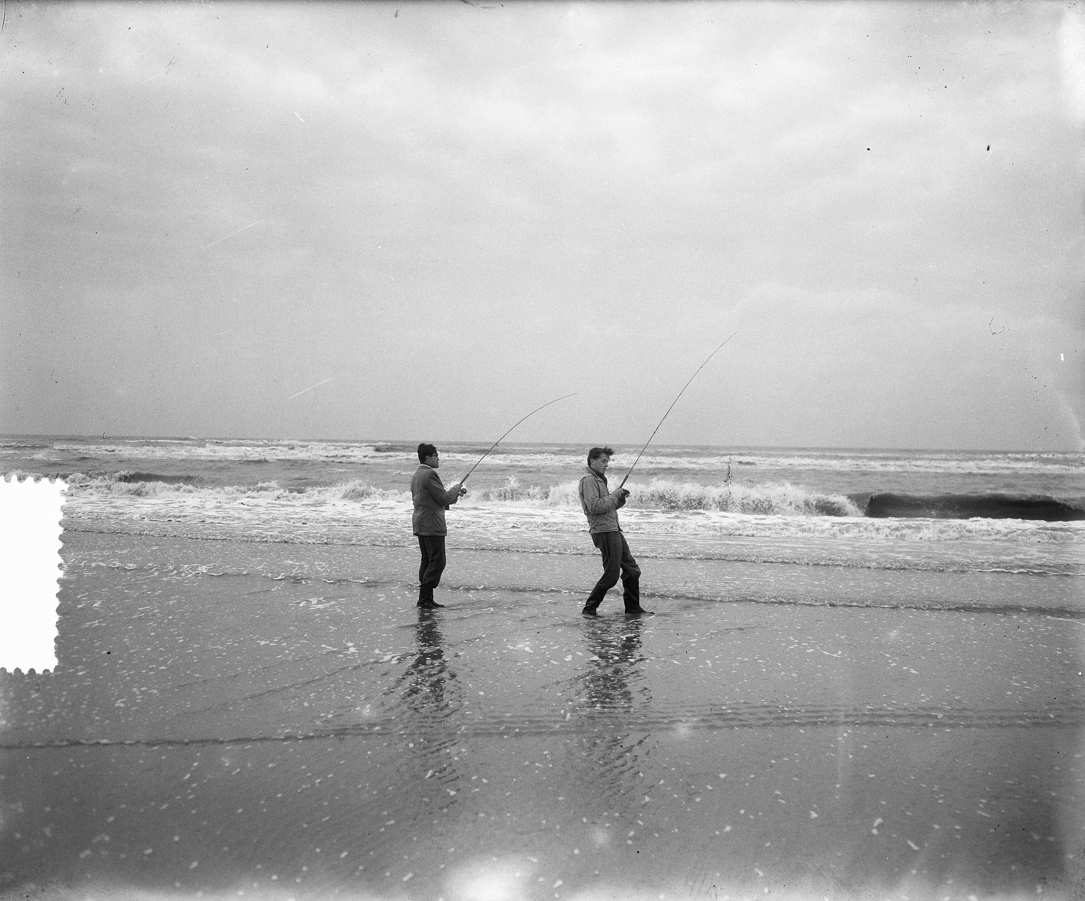 Fotocollectie Anefo — Hengelaars op het strand van Zandvoort — Foto: Behrens, Herbert F. / Anefo. Licentie: Set B: Rechtenvrij / Publiek Domein. Bron: Nationaal Archief. http://hdl.handle.net/10648/a9165fd8-d0b4-102d-bcf8-003048976d84