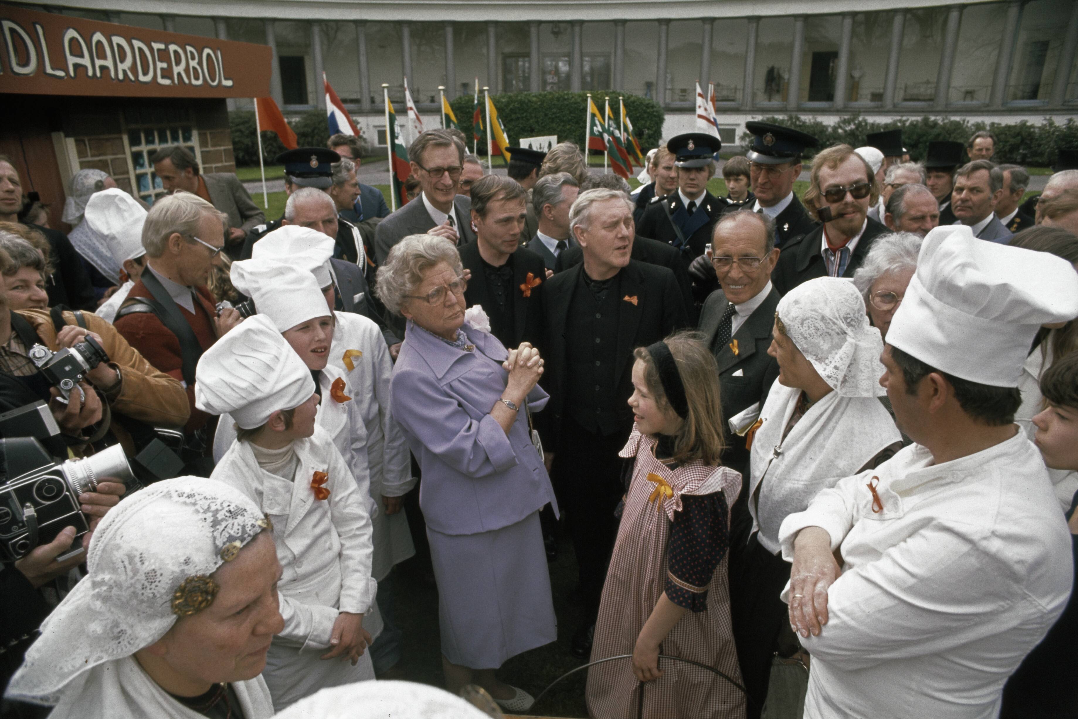 Koninginnedag 1977 — Koningin Juliana en prins Bernhard krijgen een schilderij van henzelf aangeboden — Foto: Peters, Hans / Anefo. Licentie: Set B: Rechtenvrij / Publiek Domein. Bron: Nationaal Archief. http://hdl.handle.net/10648/ad944a8e-d0b4-102d-bcf8-003048976d84