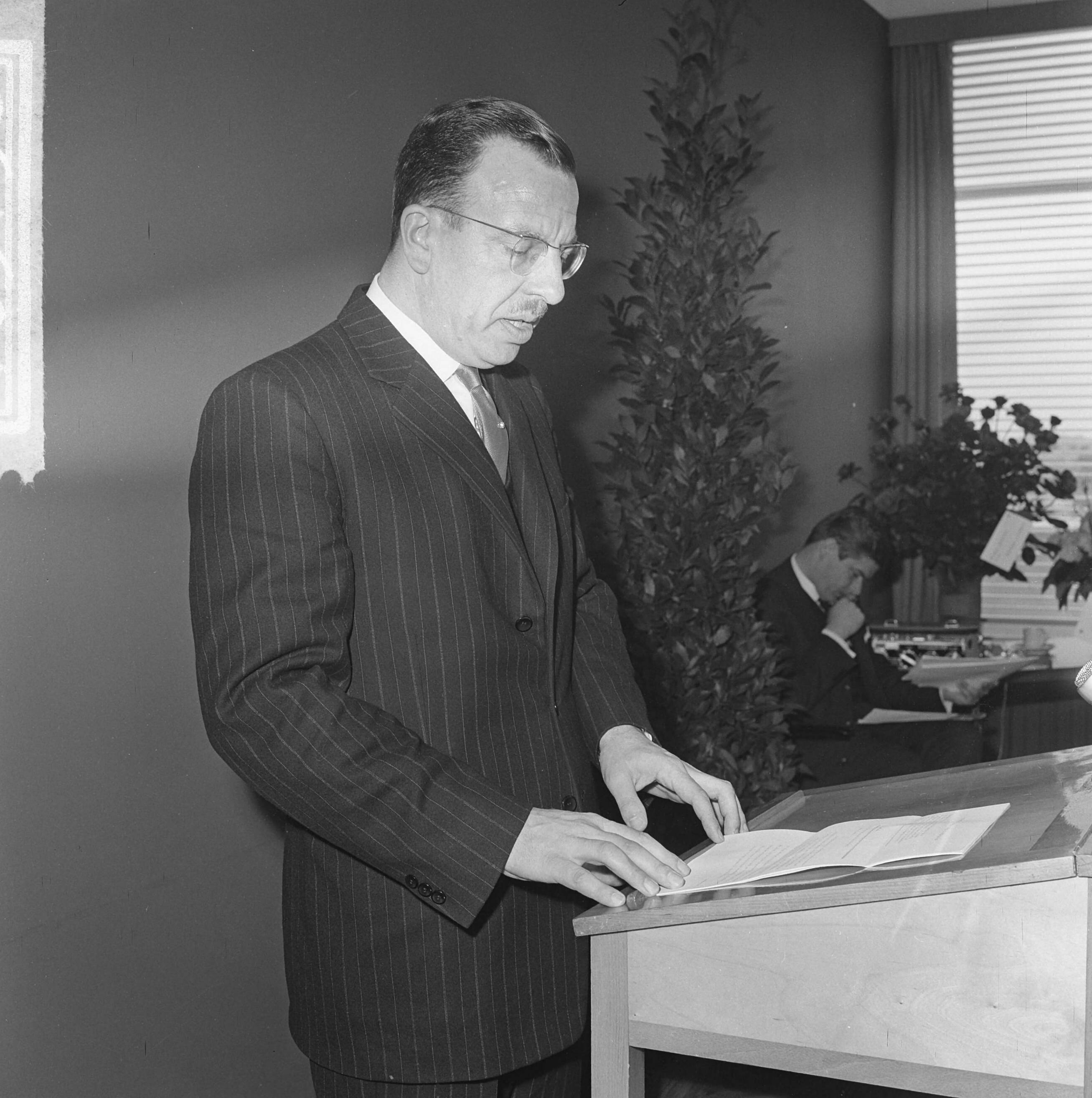 Fotocollectie Anefo — Nieuw gebouw Directie voor de Arbeid door minister dr. G.M.J. Veldkamp geopend, drs. L.J.M. van de Laar, staatssecretaris Onderwijs, Kunsten en Wetenschappen tijdens toespraak — Foto: Koch, Eric / Anefo. Licentie: Set B: Rechtenvrij / Publiek Domein. Bron: Nationaal Archief. http://hdl.handle.net/10648/aa6496ac-d0b4-102d-bcf8-003048976d84