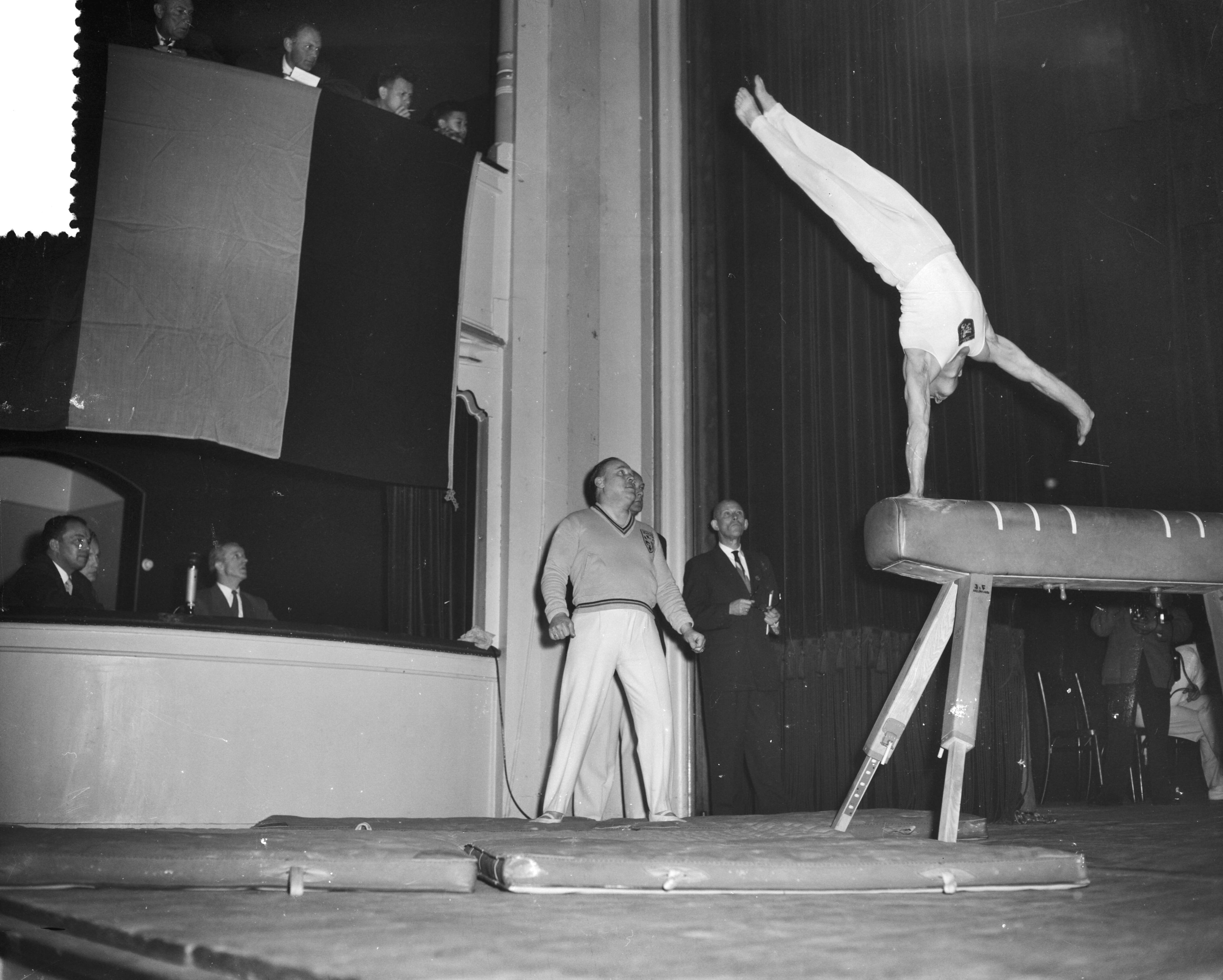 Fotocollectie Anefo — Landen-turnwedstrijd Nederland tegen België in Den Haag. R. Marteaux , kampioen van België — Foto: Bilsen, Joop van / Anefo. Licentie: Set B: Rechtenvrij / Publiek Domein. Bron: Nationaal Archief. http://hdl.handle.net/10648/a952755e-d0b4-102d-bcf8-003048976d84