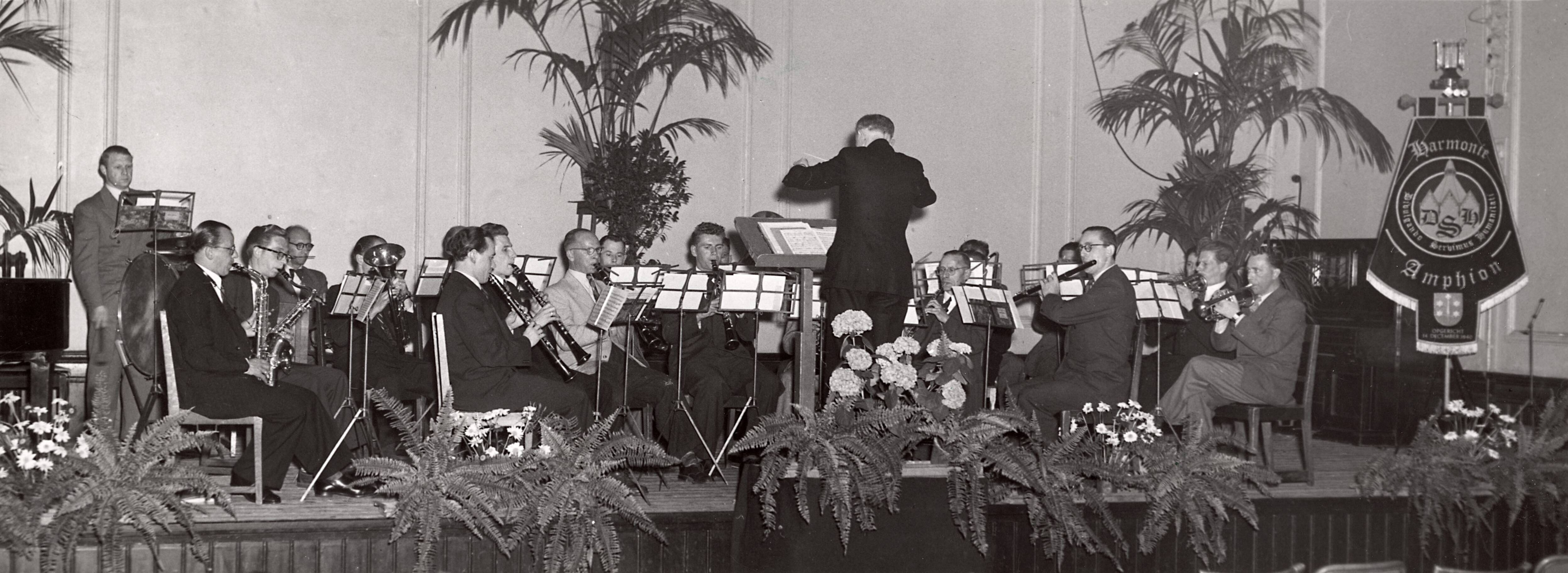 Collectie nader te bepalen — [Harmonie "Amphion" van Drukkerij N.V. Spaarnestad] [concert] — Foto: Fotograaf Onbekend / Fotobureau onbekend / Spaarnestad Photo (05887). Licentie: Set B: Rechtenvrij / Publiek Domein. Bron: Nationaal Archief. http://hdl.handle.net/10648/35429da6-3c58-a382-e063-6df0900a6686