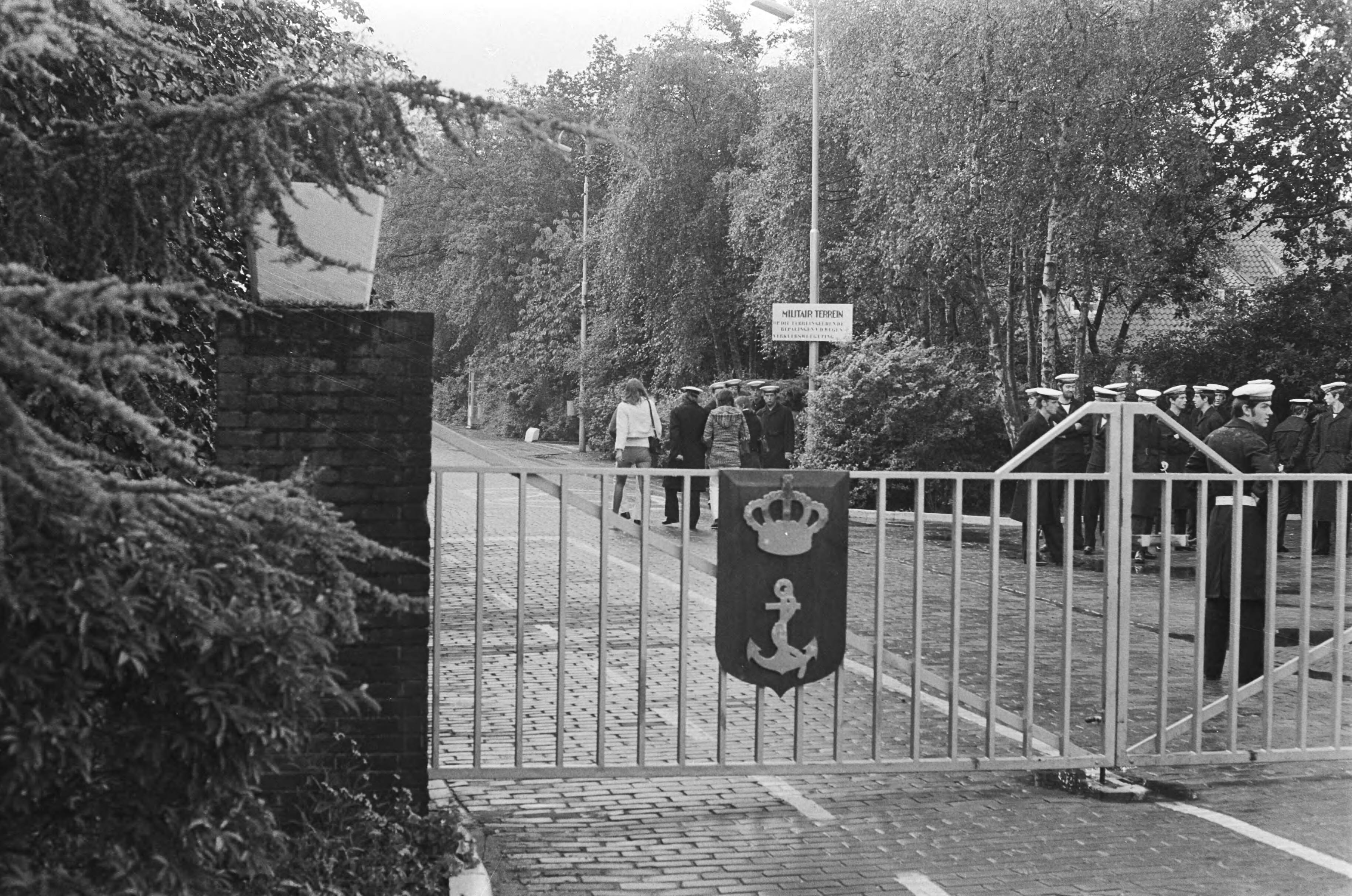 Fotocollectie Anefo — Marineopleidingskamp Hilversum, exteriuer — Foto: Punt, W. / Anefo. Licentie: Set B: Rechtenvrij / Publiek Domein. Bron: Nationaal Archief. http://hdl.handle.net/10648/abc92864-d0b4-102d-bcf8-003048976d84