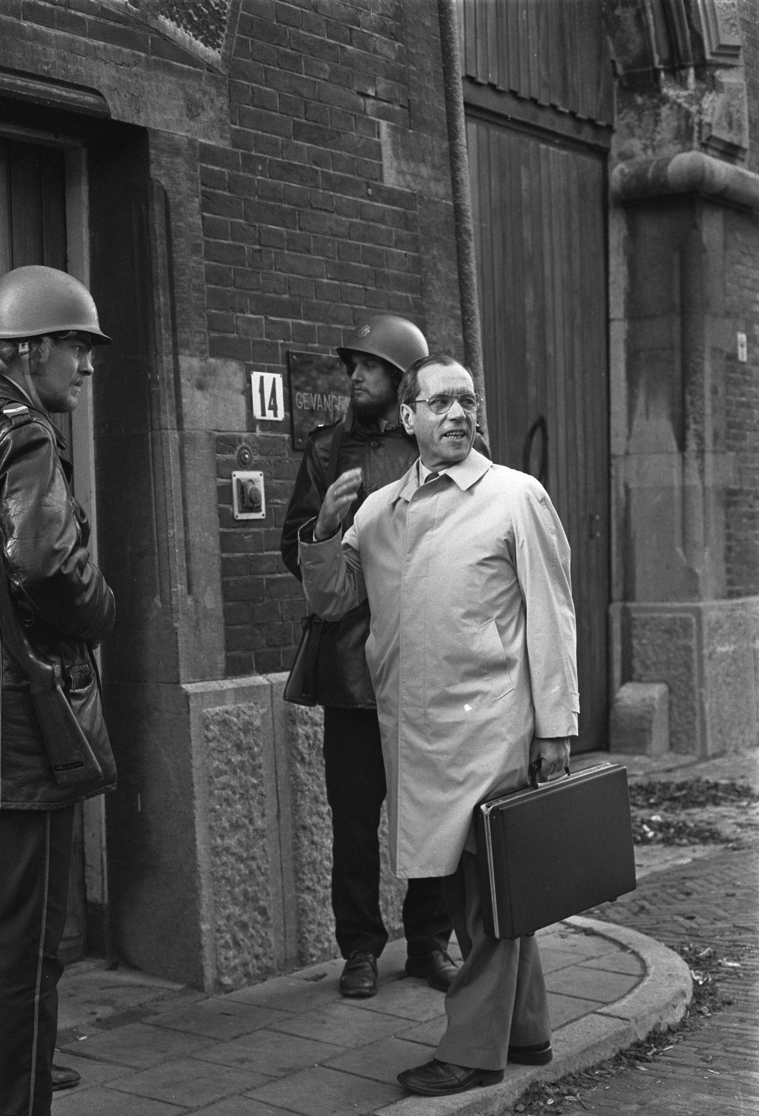 Fotocollectie Anefo — Gijzeling in Scheveningse gevangenis; Haagse hoofdcommissaris van politie, Peyster, gaat de gevangenis binnen — Foto: Peters, Hans / Anefo. Licentie: Set B: Rechtenvrij / Publiek Domein. Bron: Nationaal Archief. http://hdl.handle.net/10648/ac58e3f0-d0b4-102d-bcf8-003048976d84