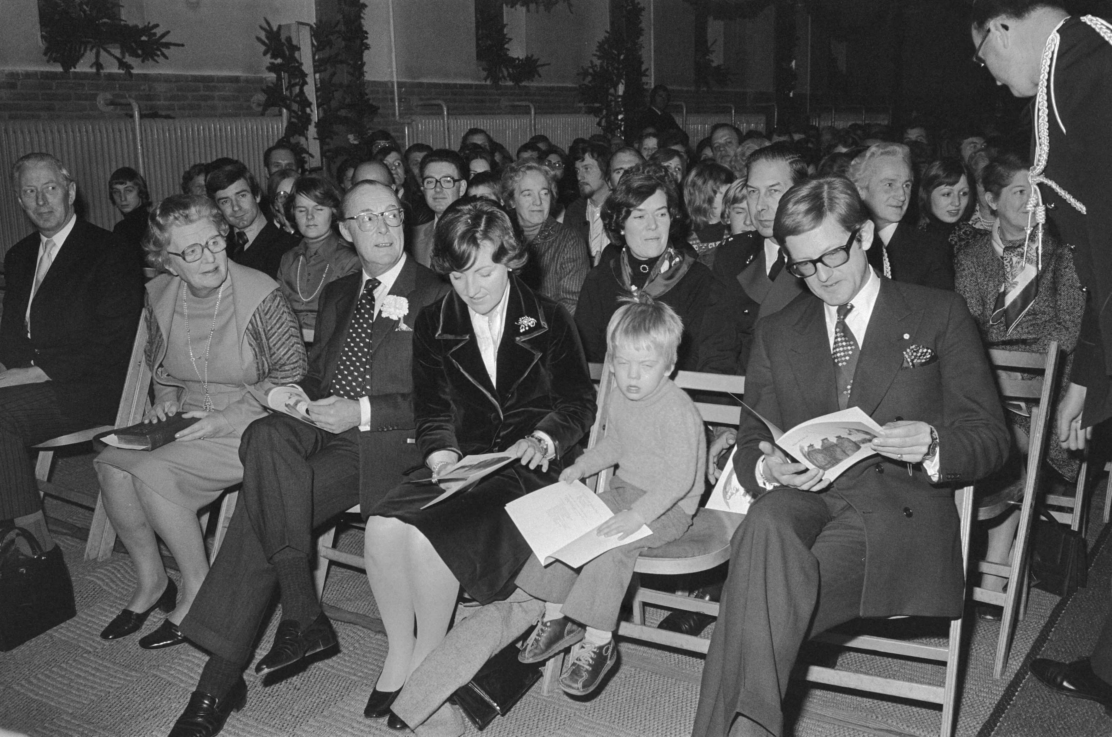 Fotocollectie Anefo — Kerstfeest Koninklijke Familie in Baarn. vlrn koningin Juliana, prins Bernard, prinses Margriet, [prins Bernhard jr.], Pieter van Vollenhoven — Foto: Herschel, Jaap / Anefo. Licentie: Set B: Rechtenvrij / Publiek Domein. Bron: Nationaal Archief. http://hdl.handle.net/10648/ac79bc1a-d0b4-102d-bcf8-003048976d84