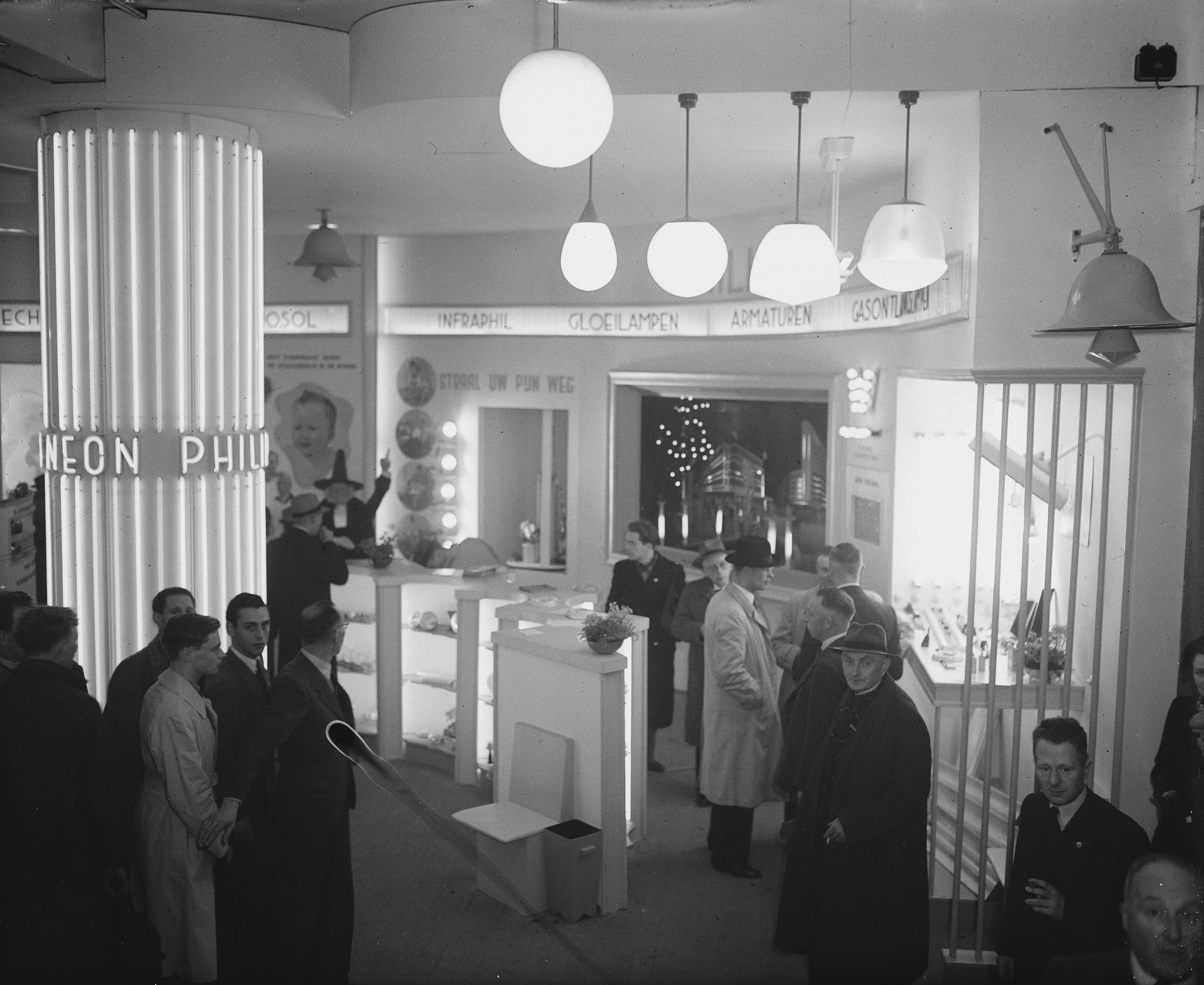 Fotocollectie Anefo — Jaarbeurs Utrecht. Philips stand — Foto: Snikkers, Anton / Anefo. Licentie: Set B: Rechtenvrij / Publiek Domein. Bron: Nationaal Archief. http://hdl.handle.net/10648/a8b4e8d4-d0b4-102d-bcf8-003048976d84