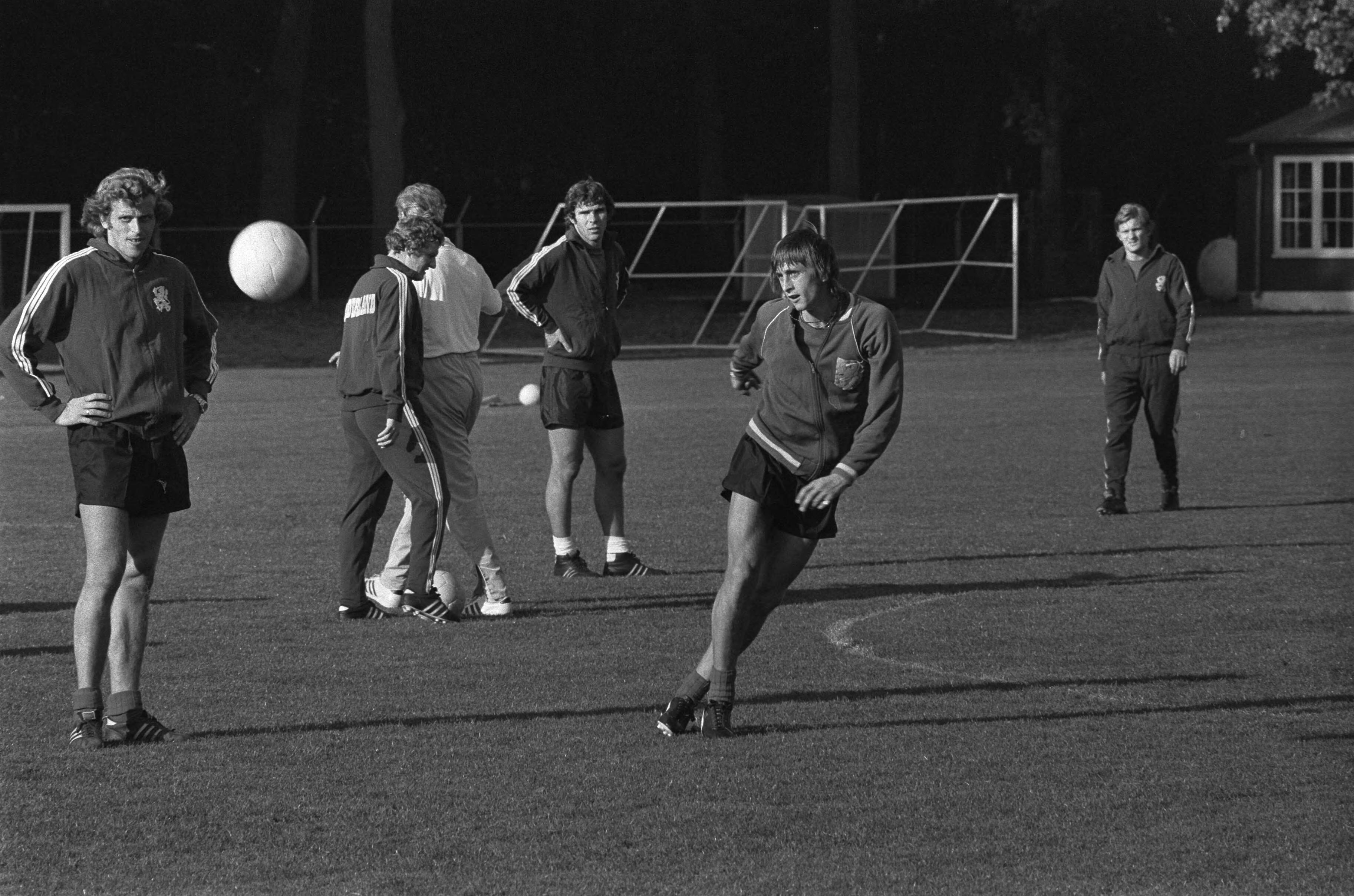 Fotocollectie Anefo — Nederlands elftal traint voor wedstrijd tegen DDR te Zeist — Foto: Evers, Joost / Anefo. Licentie: Set B: Rechtenvrij / Publiek Domein. Bron: Nationaal Archief. http://hdl.handle.net/10648/abd1e670-d0b4-102d-bcf8-003048976d84