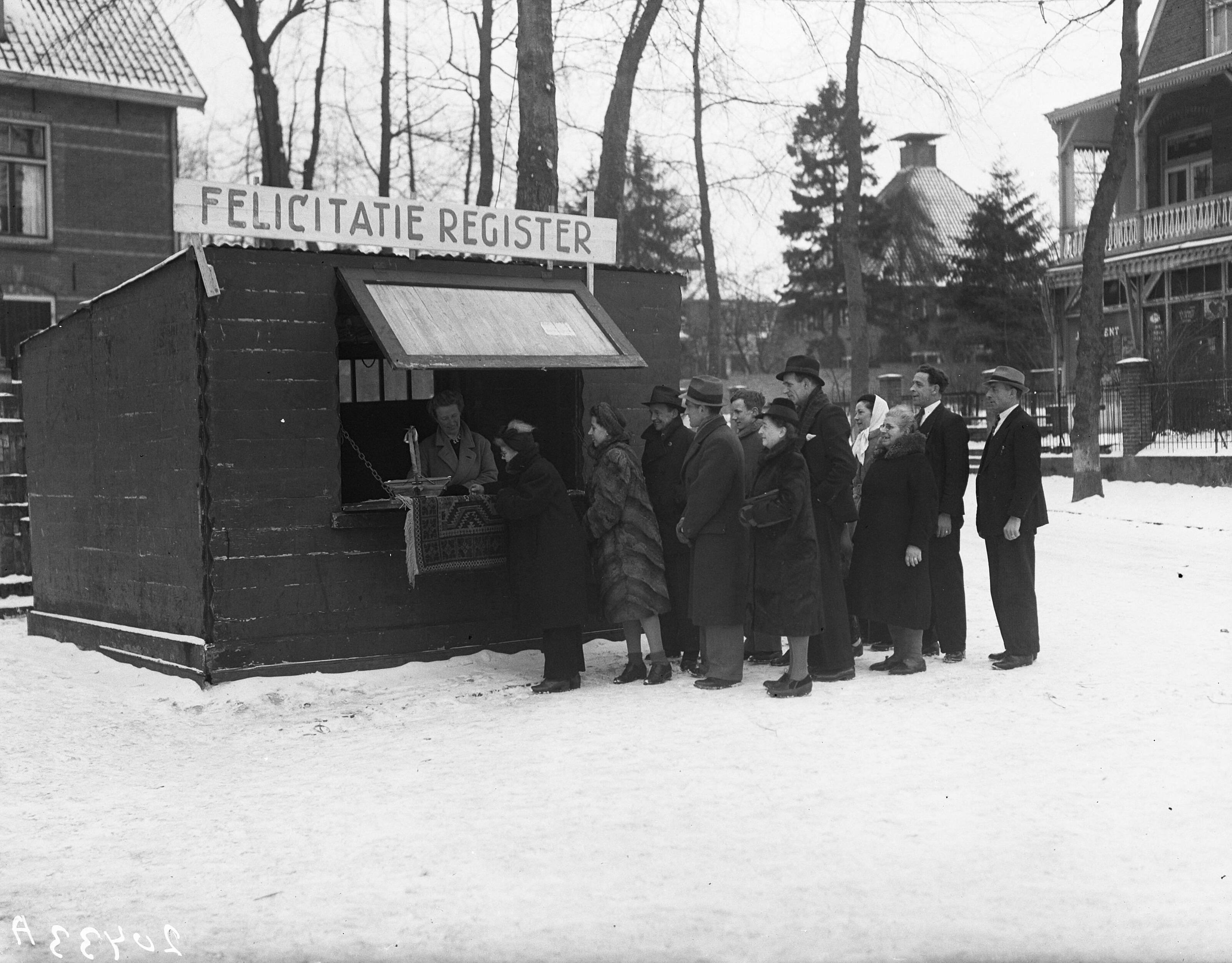 Fotocollectie Anefo — [Felicitatieregister. Mensen in een rij voor een keet met het bord `Felicitatieregister`] — Foto: Noske, J.D. / Anefo. Licentie: Set B: Rechtenvrij / Publiek Domein. Bron: Nationaal Archief. http://hdl.handle.net/10648/ad74c8e4-d0b4-102d-bcf8-003048976d84