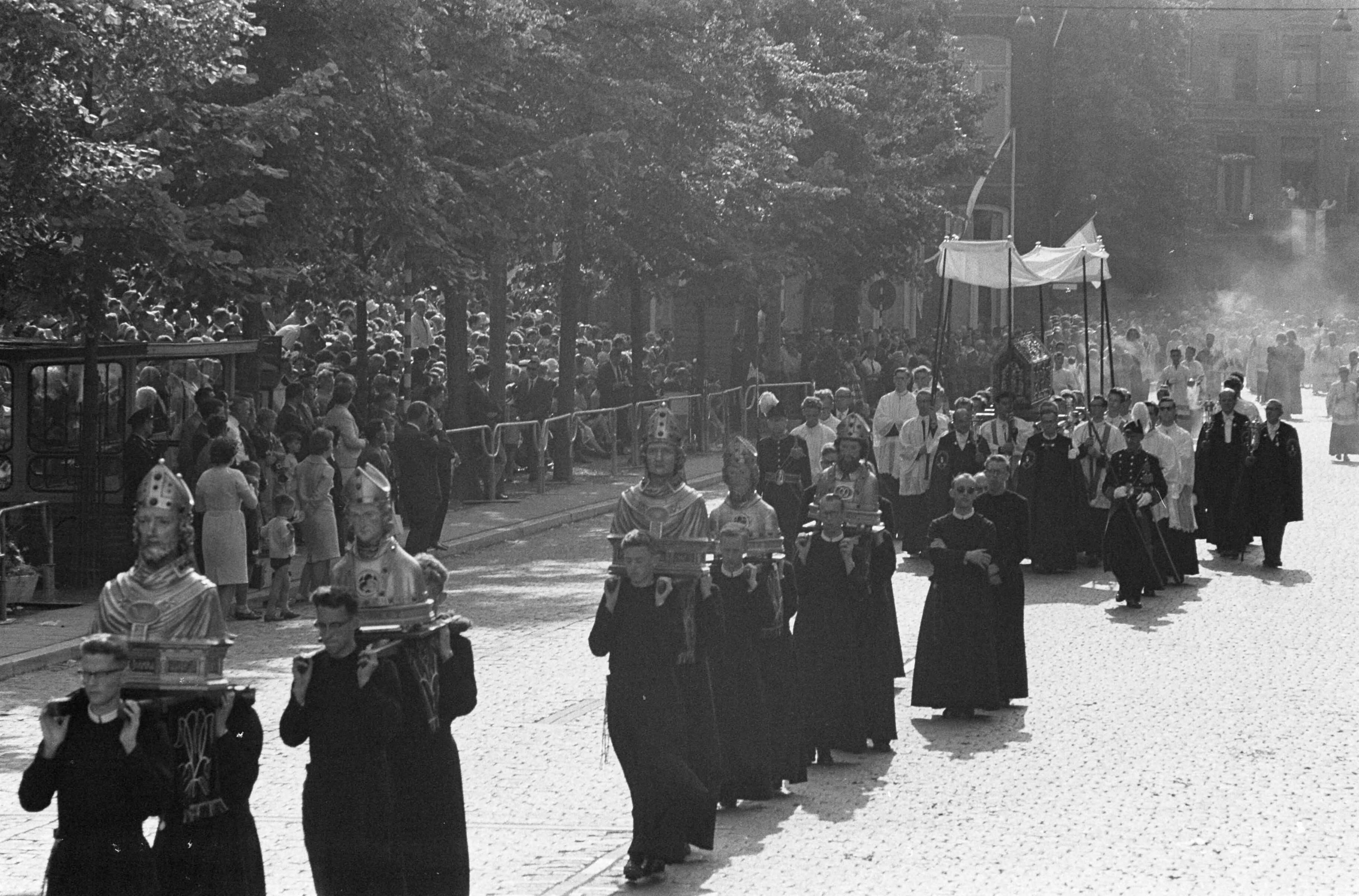 Fotocollectie Anefo — Heiligdomsvaart in Maastricht. Processie — Foto: Koch, Eric / Anefo. Licentie: Set B: Rechtenvrij / Publiek Domein. Bron: Nationaal Archief. http://hdl.handle.net/10648/aa0fbcb8-d0b4-102d-bcf8-003048976d84