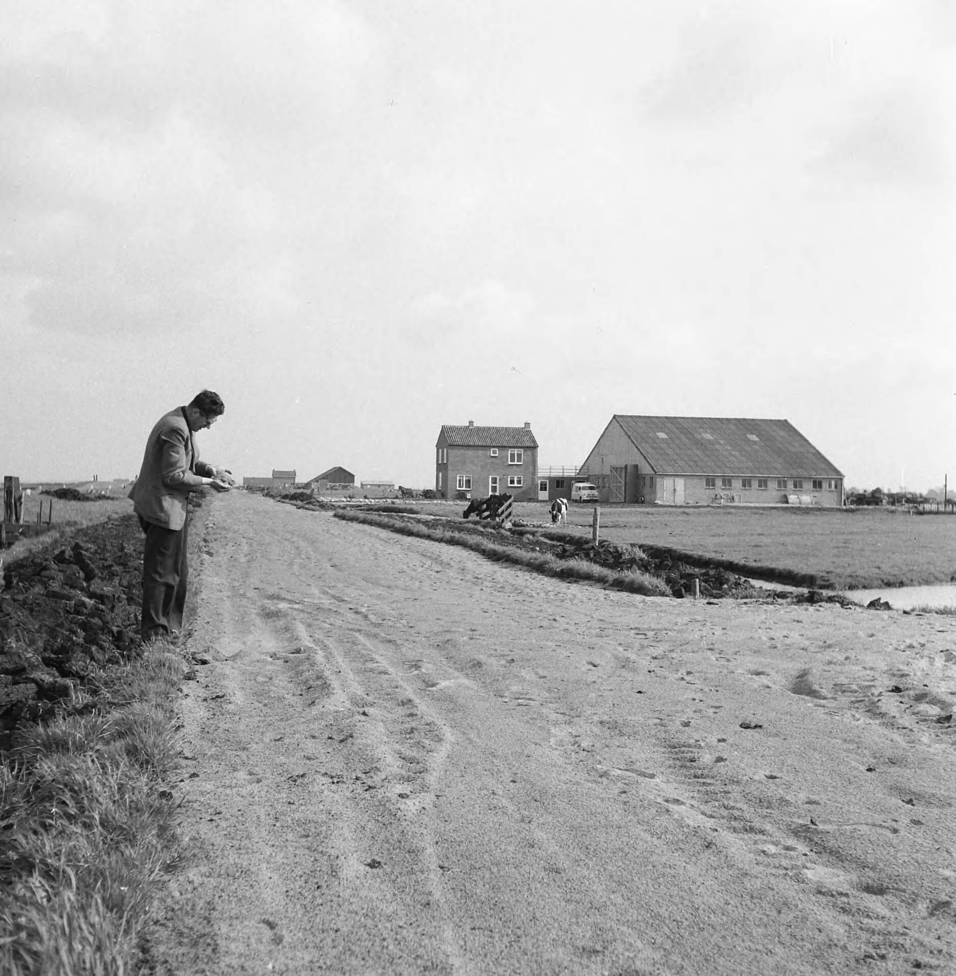 Fotocollectie Nederlandse Heidemaatschappij — Wegenaanleg in slap terrein (Beemster, N.H.). Cunet gevuld met hydraulisch slakkenzand — Foto: Sluis, F.A. van der / Heidemij. Licentie: Set B: Rechtenvrij / Publiek Domein. Bron: Nationaal Archief. http://hdl.handle.net/10648/ae7289c0-d0b4-102d-bcf8-003048976d84