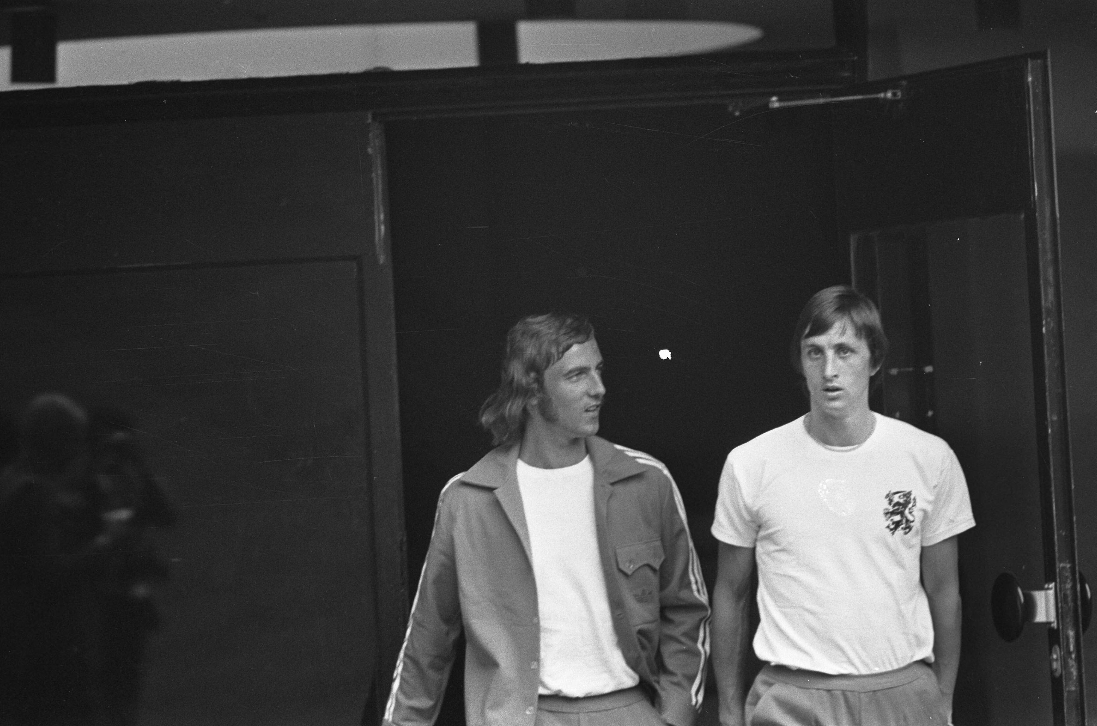 Fotocollectie Anefo — Kernploeg Nederlands elftal bijeen in Zeist in KNVB sportcentrum; Johan Cruijff (r) en Johan Neeskens , nr. Willie Brokamp kop — Foto: Mieremet, Rob / Anefo. Licentie: Set B: Rechtenvrij / Publiek Domein. Bron: Nationaal Archief. http://hdl.handle.net/10648/ac4b961e-d0b4-102d-bcf8-003048976d84