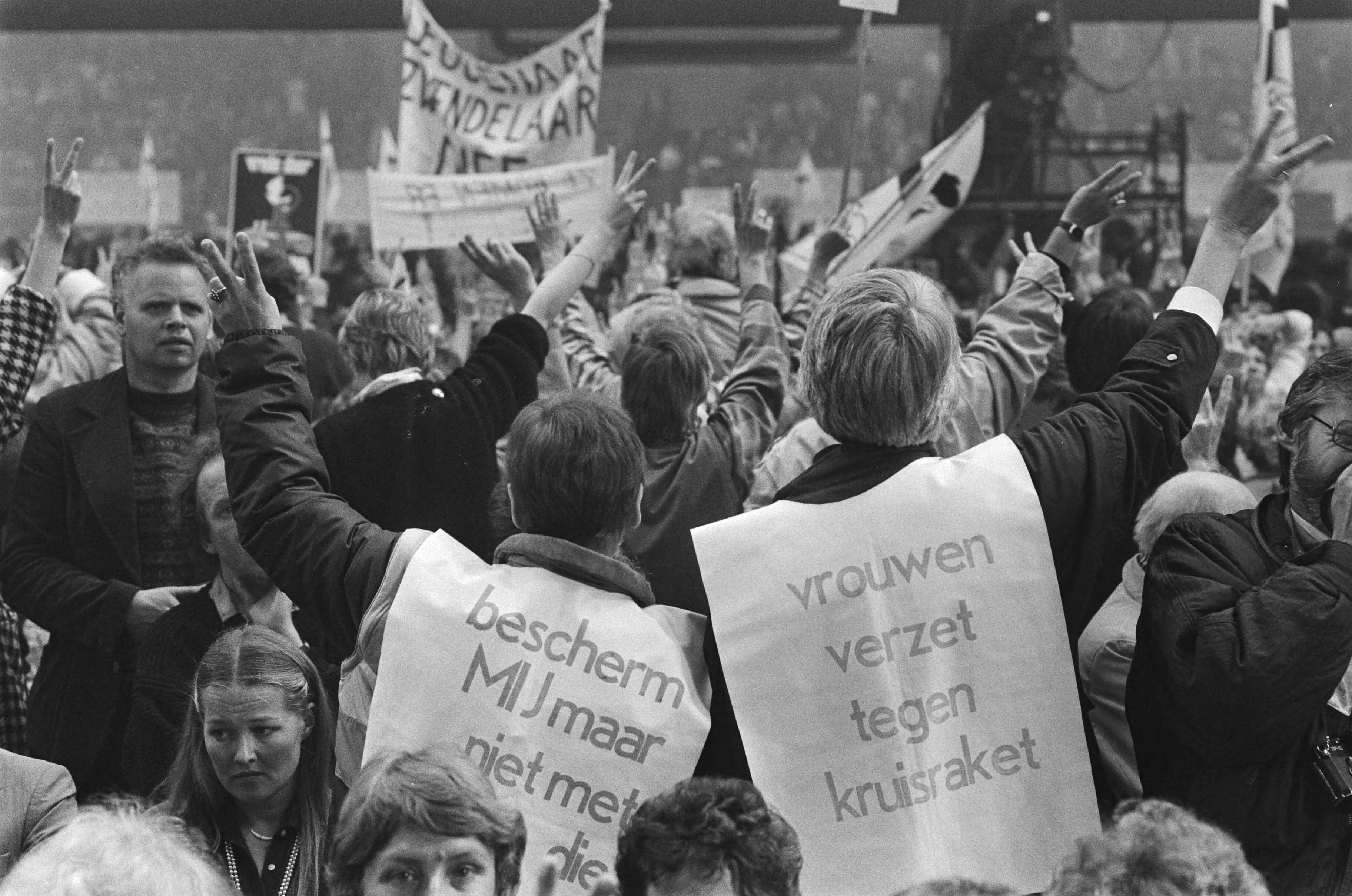 Fotocollectie Anefo — Slotmanifestatie volkspetitionnement in Den Haag ; "Met de rug naar Lubbers" — Foto: Croes, Rob C. / Anefo. Licentie: Set B: Rechtenvrij / Publiek Domein. Bron: Nationaal Archief. http://hdl.handle.net/10648/ad4bf392-d0b4-102d-bcf8-003048976d84