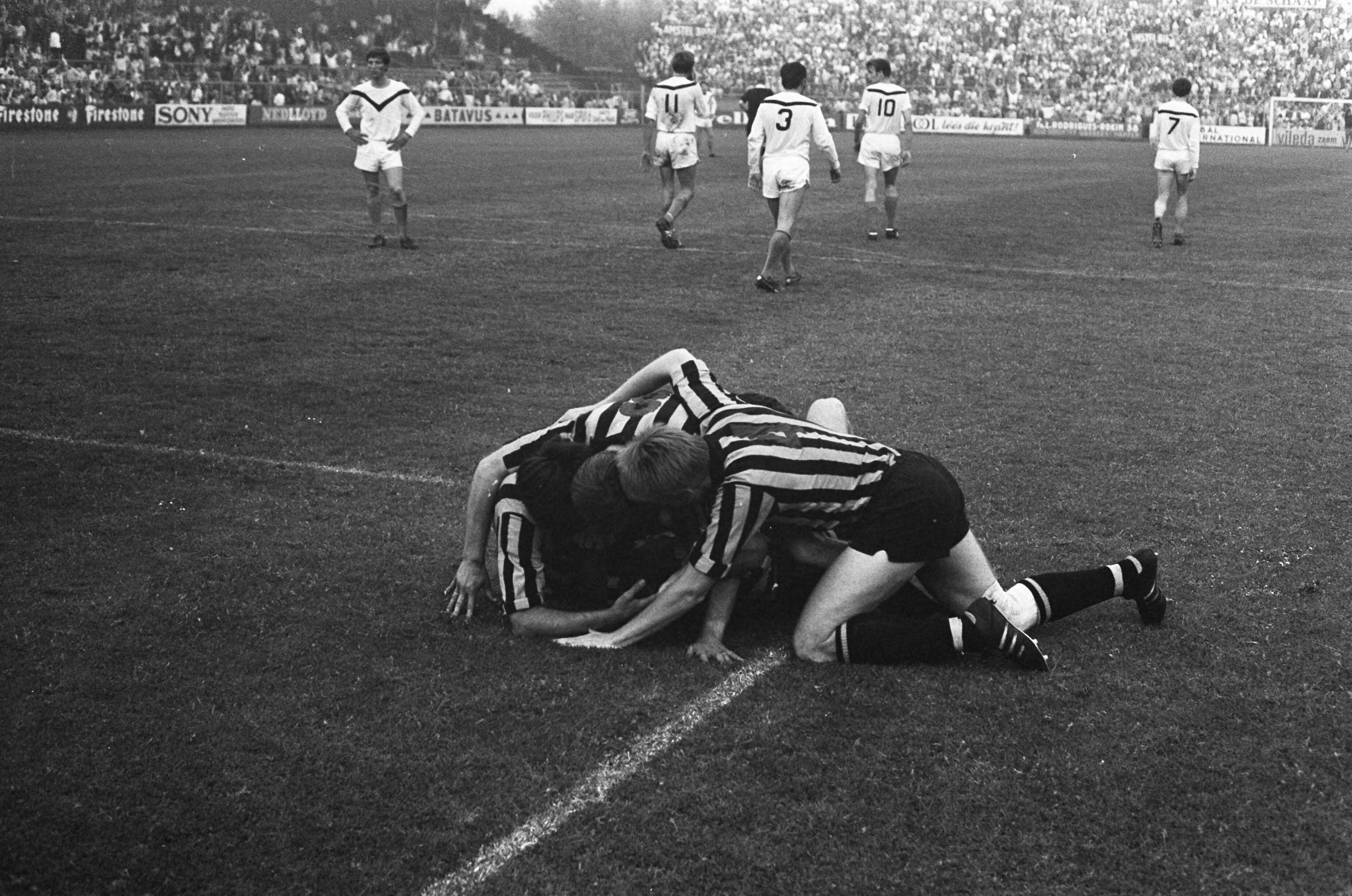 Fotocollectie Anefo — Volendam tegen DOS 1-2 Volendam degradeert, Kluwen enthousiaste DOS spelers — Foto: Verhoeff, Bert / Anefo. Licentie: Set B: Rechtenvrij / Publiek Domein. Bron: Nationaal Archief. http://hdl.handle.net/10648/ab6e7dba-d0b4-102d-bcf8-003048976d84