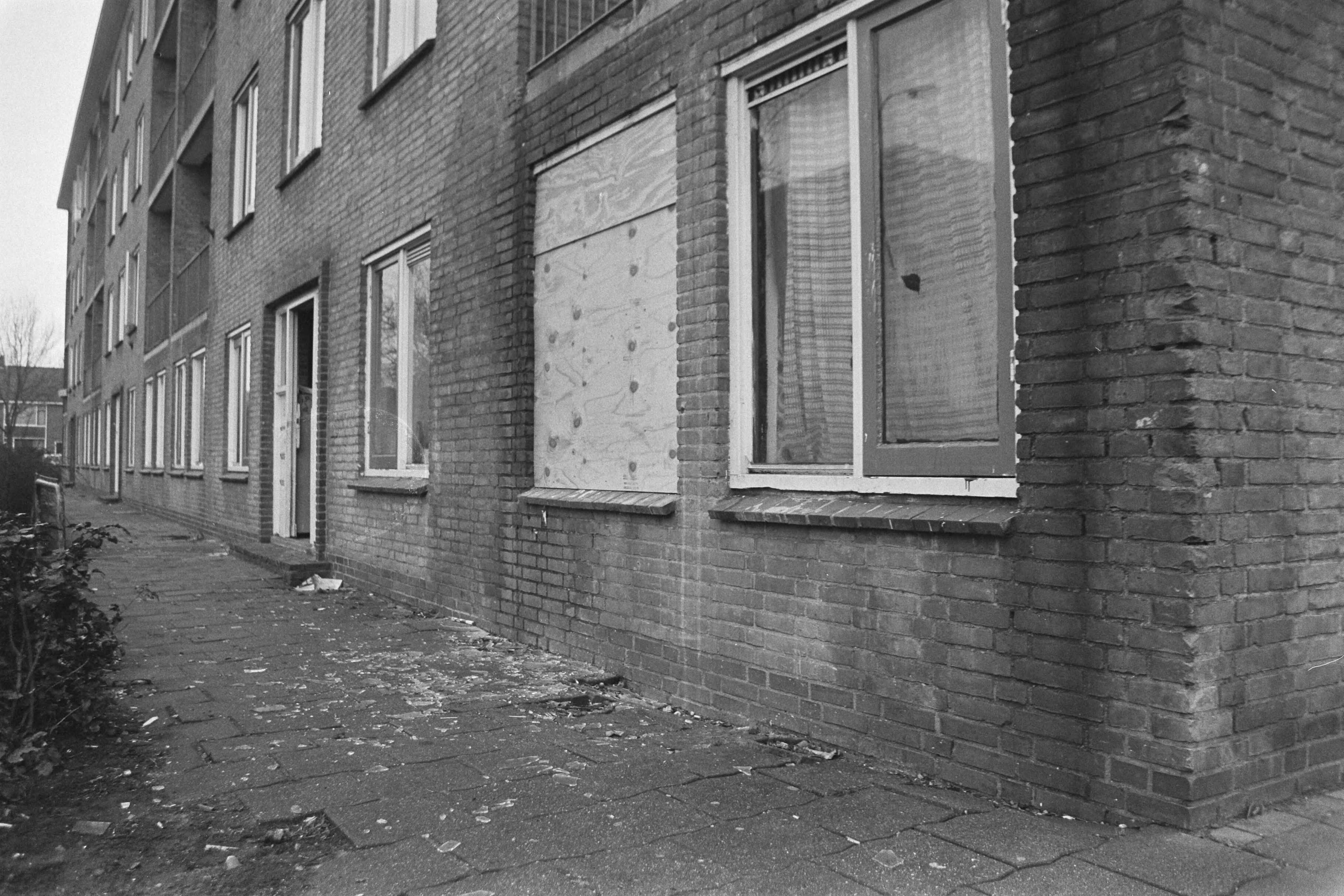 Fotocollectie Anefo — Echtpaar in Krommenie neergeschoten; woning aan Fortuinlaan waar vermoedelijke dader werd doodgeschoten — Foto: Molendijk, Bart / Anefo. Licentie: Set B: Rechtenvrij / Publiek Domein. Bron: Nationaal Archief. http://hdl.handle.net/10648/ad5bf706-d0b4-102d-bcf8-003048976d84