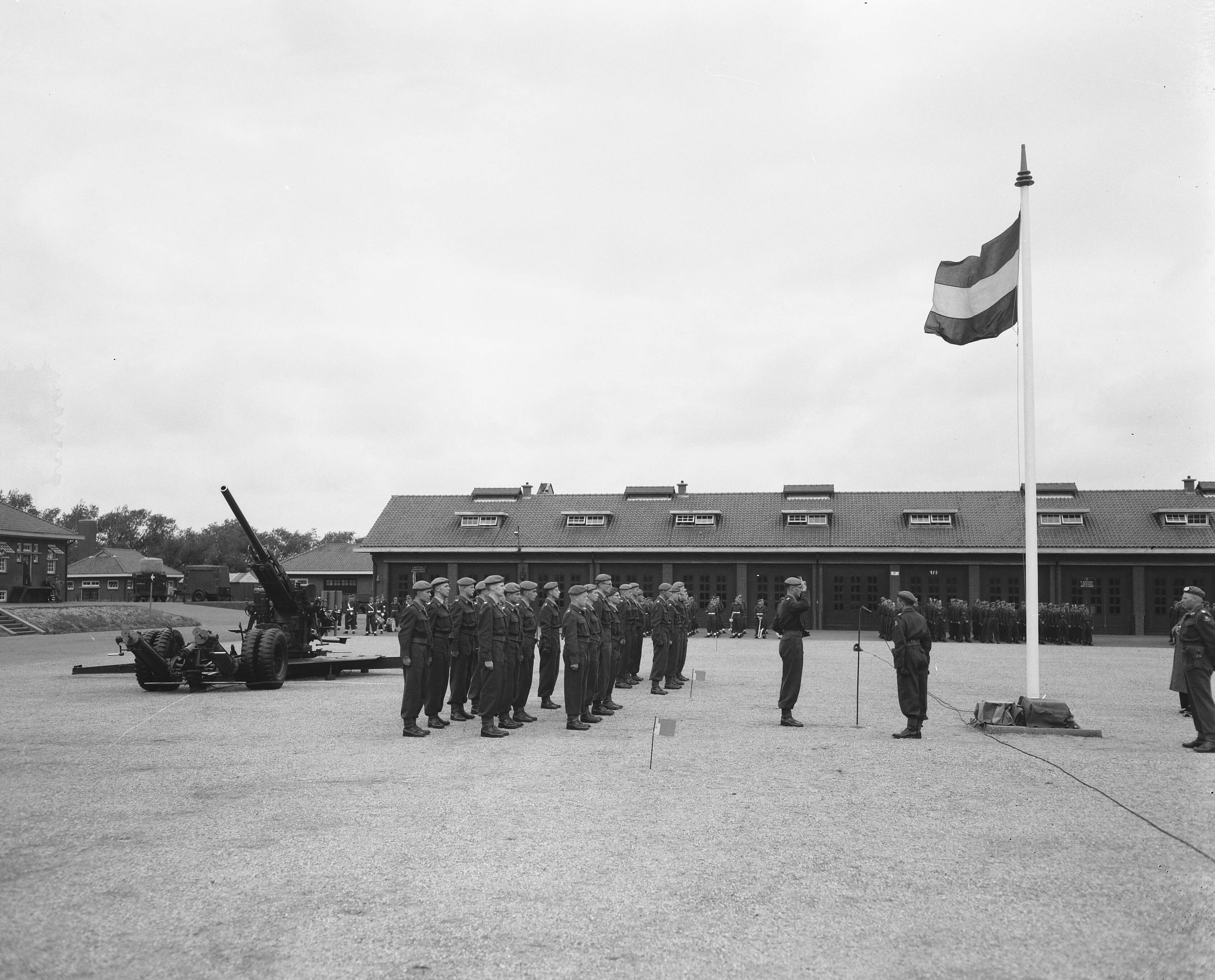 Fotocollectie Anefo — Beëdiging 70 Reserve tweede-luitenants in de Alexander Kazerne te Den Haag — Foto: Noske, J.D. / Anefo. Licentie: Set B: Rechtenvrij / Publiek Domein. Bron: Nationaal Archief. http://hdl.handle.net/10648/a925b8ac-d0b4-102d-bcf8-003048976d84