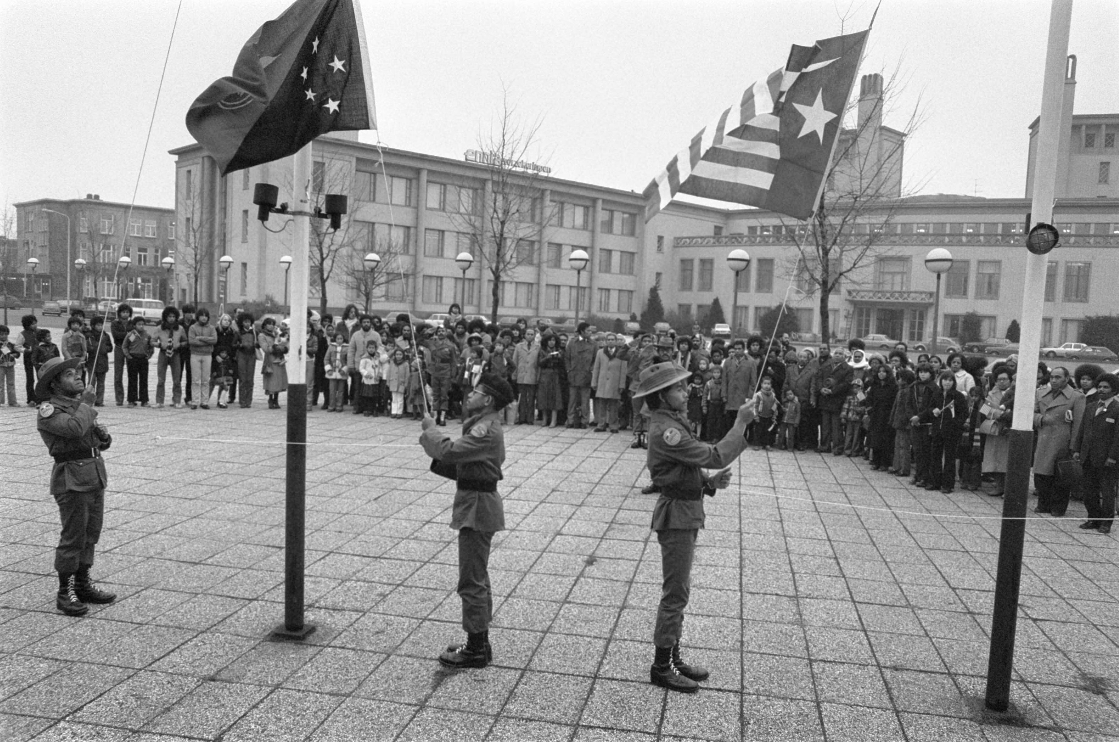 Fotocollectie Anefo — Papoeas vieren hun Nationale Dag in Congresgebouw in Den Haag ; militairen hijsen vlag — Foto: Verhoeff, Bert / Anefo. Licentie: Set B: Rechtenvrij / Publiek Domein. Bron: Nationaal Archief. http://hdl.handle.net/10648/aca778e4-d0b4-102d-bcf8-003048976d84