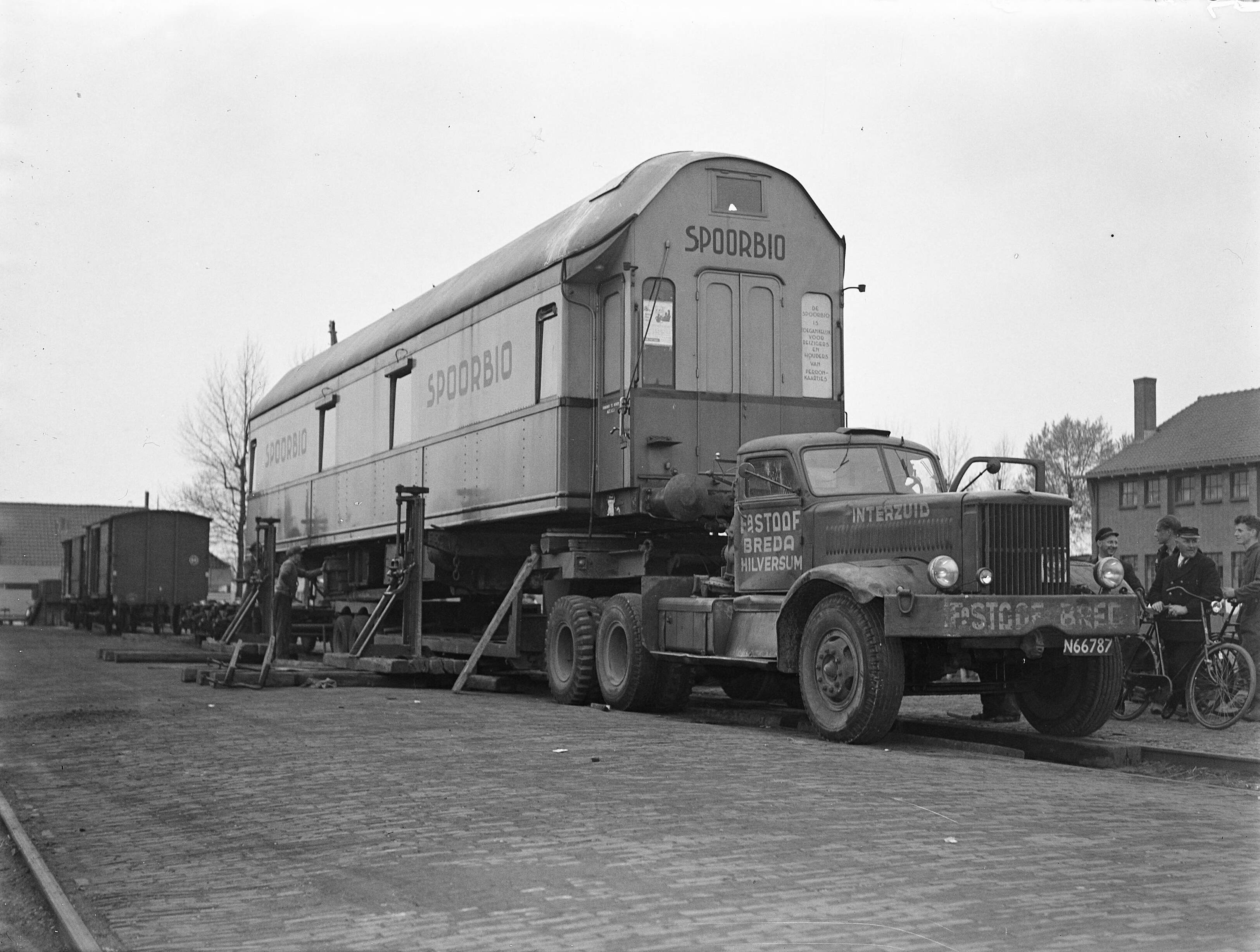 Fotocollectie Anefo — Spoorbiowagon op de trailer te Aalsmeer — Foto: Oorschot, […] van / Anefo. Licentie: Set B: Rechtenvrij / Publiek Domein. Bron: Nationaal Archief. http://hdl.handle.net/10648/a8b5ef9a-d0b4-102d-bcf8-003048976d84