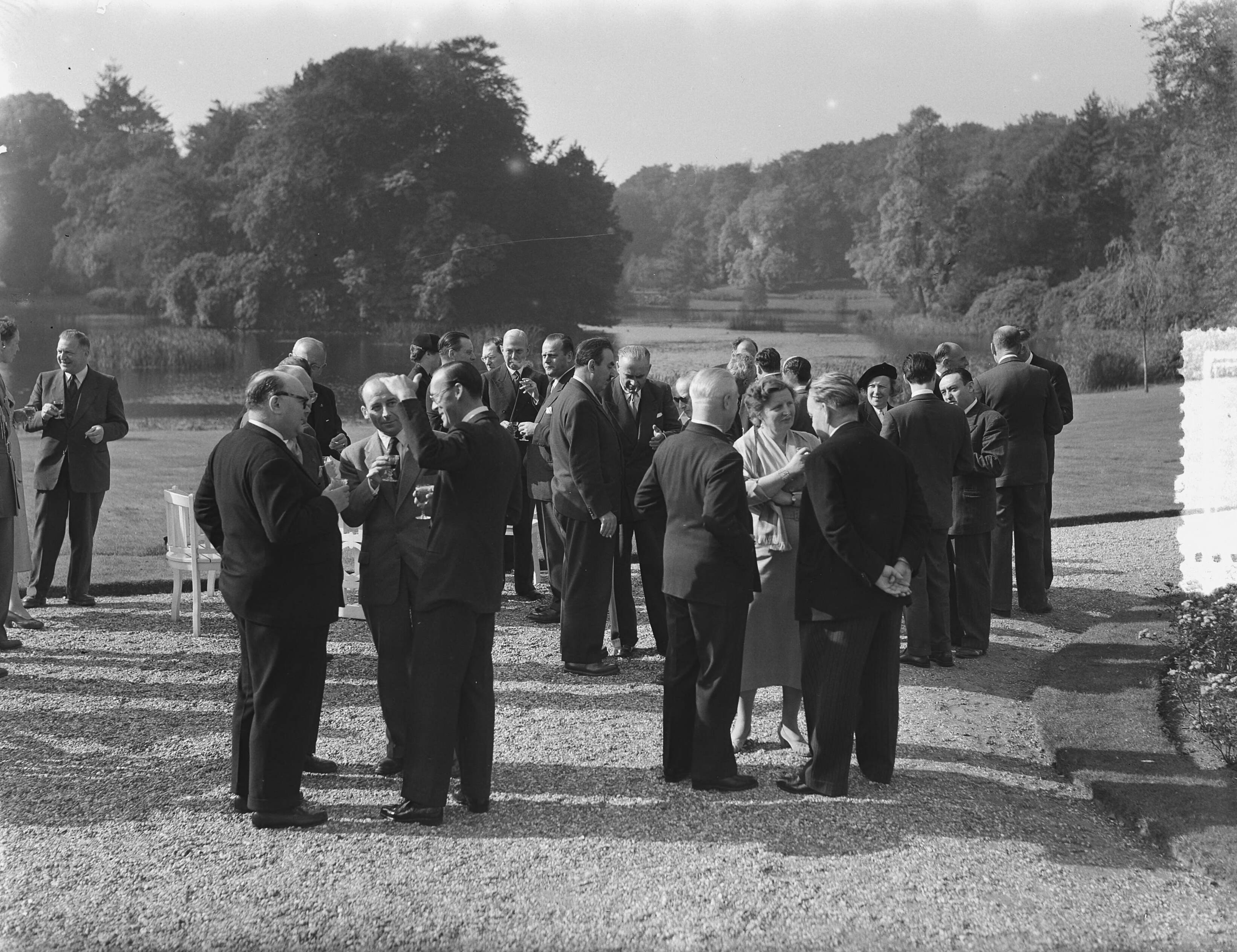 Fotocollectie Anefo — Koningin Juliana ontvangt leden van de Europese Beweging op paleis Soestdijk — Foto: Bilsen, Joop van / Anefo. Licentie: Set B: Rechtenvrij / Publiek Domein. Bron: Nationaal Archief. http://hdl.handle.net/10648/a91517b8-d0b4-102d-bcf8-003048976d84