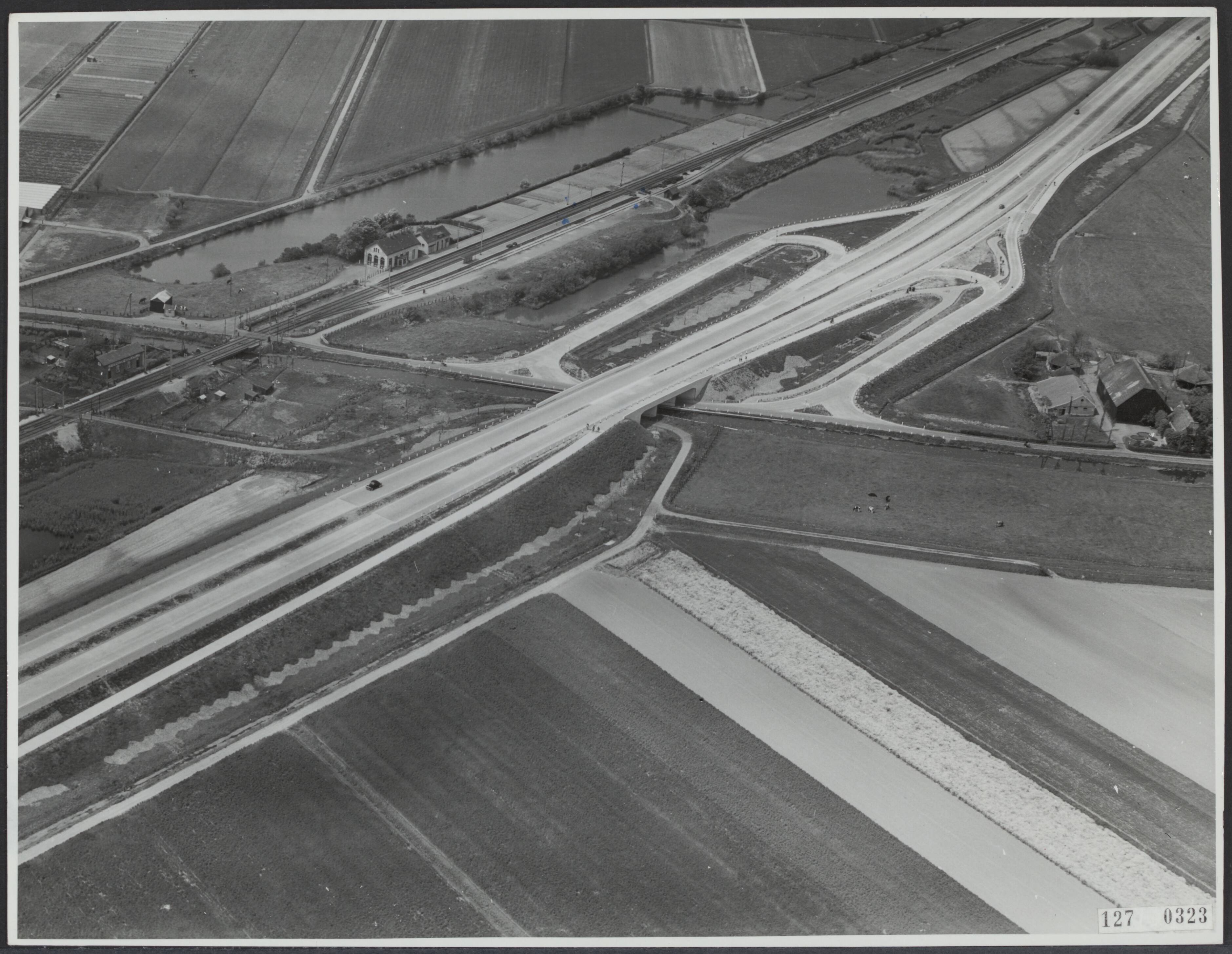 Fotocollectie Rijksvoorlichtingsdienst Eigen — Luchtopname. Rijksweg 12, 's-Gravenhage-Utrecht — Foto: KLM Aerocarto / Rechtenvrij. Licentie: Set B: Rechtenvrij / Publiek Domein. Bron: Nationaal Archief. http://hdl.handle.net/10648/af3e3e44-d0b4-102d-bcf8-003048976d84