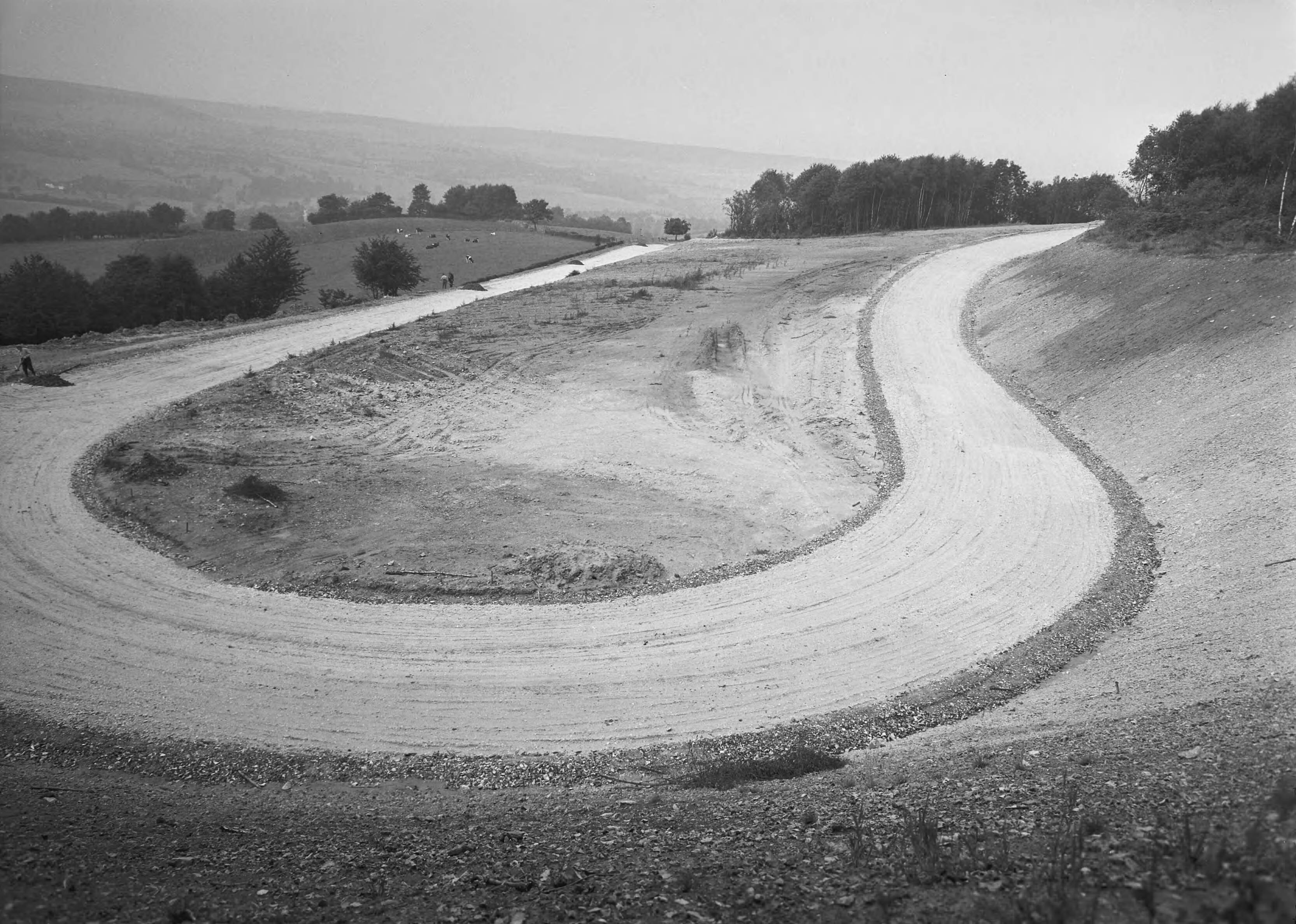 Fotocollectie Nederlandse Heidemaatschappij — Aanleg recreatieweg door Vijlenerbos Vaals. Overzicht Serpentinebocht Oost-West — Foto: Eyssen, [...] / Heidemij. Licentie: Set B: Rechtenvrij / Publiek Domein. Bron: Nationaal Archief. http://hdl.handle.net/10648/ae6fa21e-d0b4-102d-bcf8-003048976d84