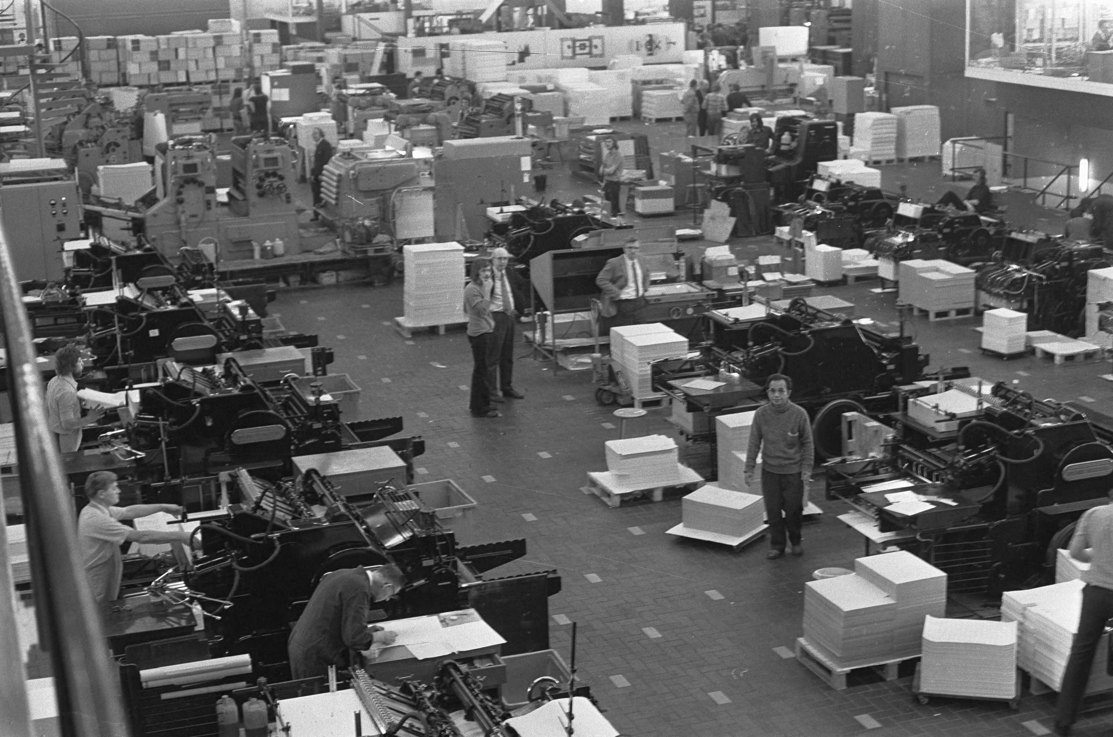 Fotocollectie Anefo — Staatsdrukkerij te Den Haag , interieur — Foto: Mieremet, Rob / Anefo. Licentie: Set B: Rechtenvrij / Publiek Domein. Bron: Nationaal Archief. http://hdl.handle.net/10648/ac25dc8a-d0b4-102d-bcf8-003048976d84