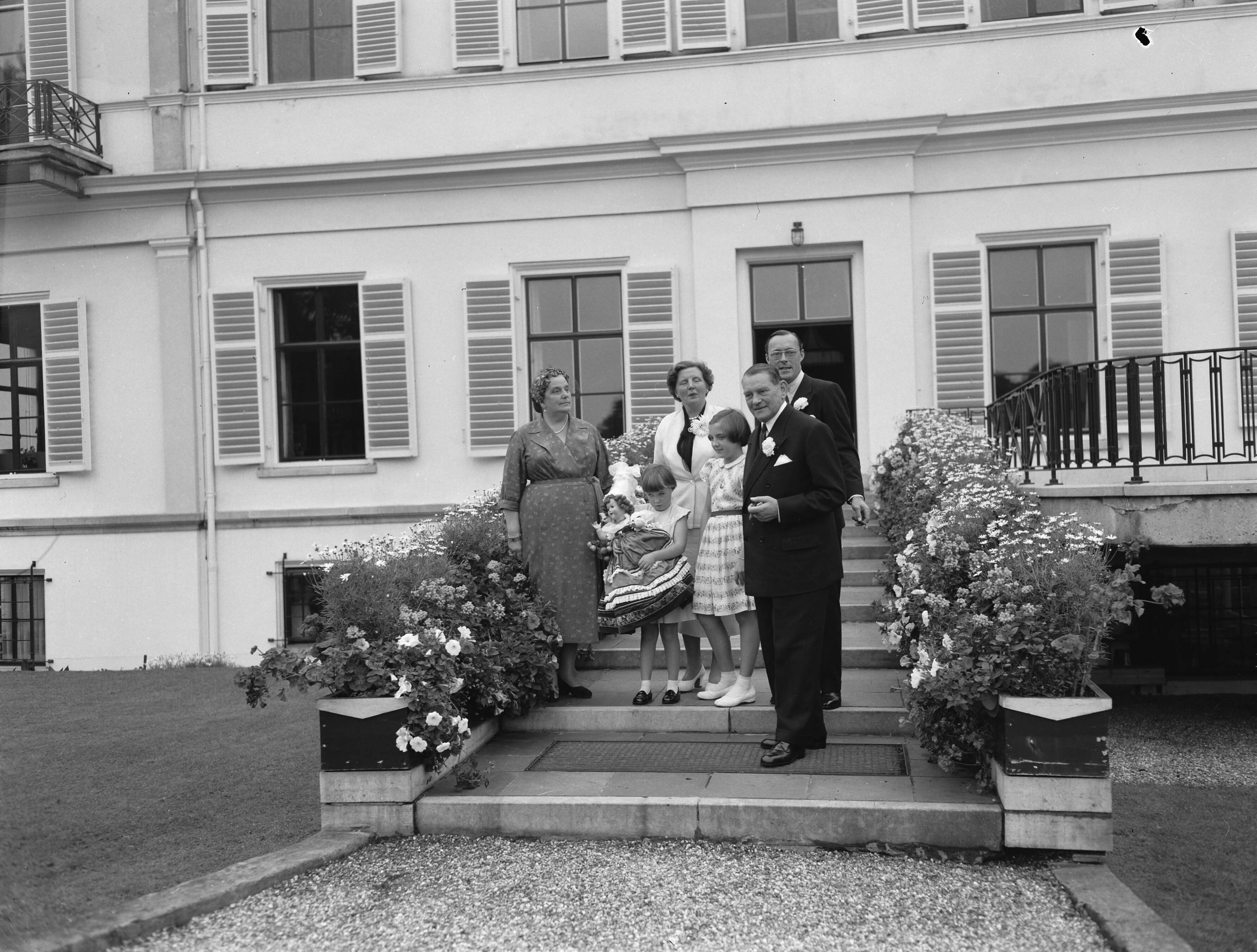 Staatsbezoek Franse president René Coty (1954) — Laatste dag staatsbezoek Franse president Coty aan Nederland. Bezoek Soestdijk, gasten met Koninklijke familie (kinderen) — Foto: Noske, J.D. / Anefo. Licentie: Set B: Rechtenvrij / Publiek Domein. Bron: Nationaal Archief. http://hdl.handle.net/10648/a9268246-d0b4-102d-bcf8-003048976d84